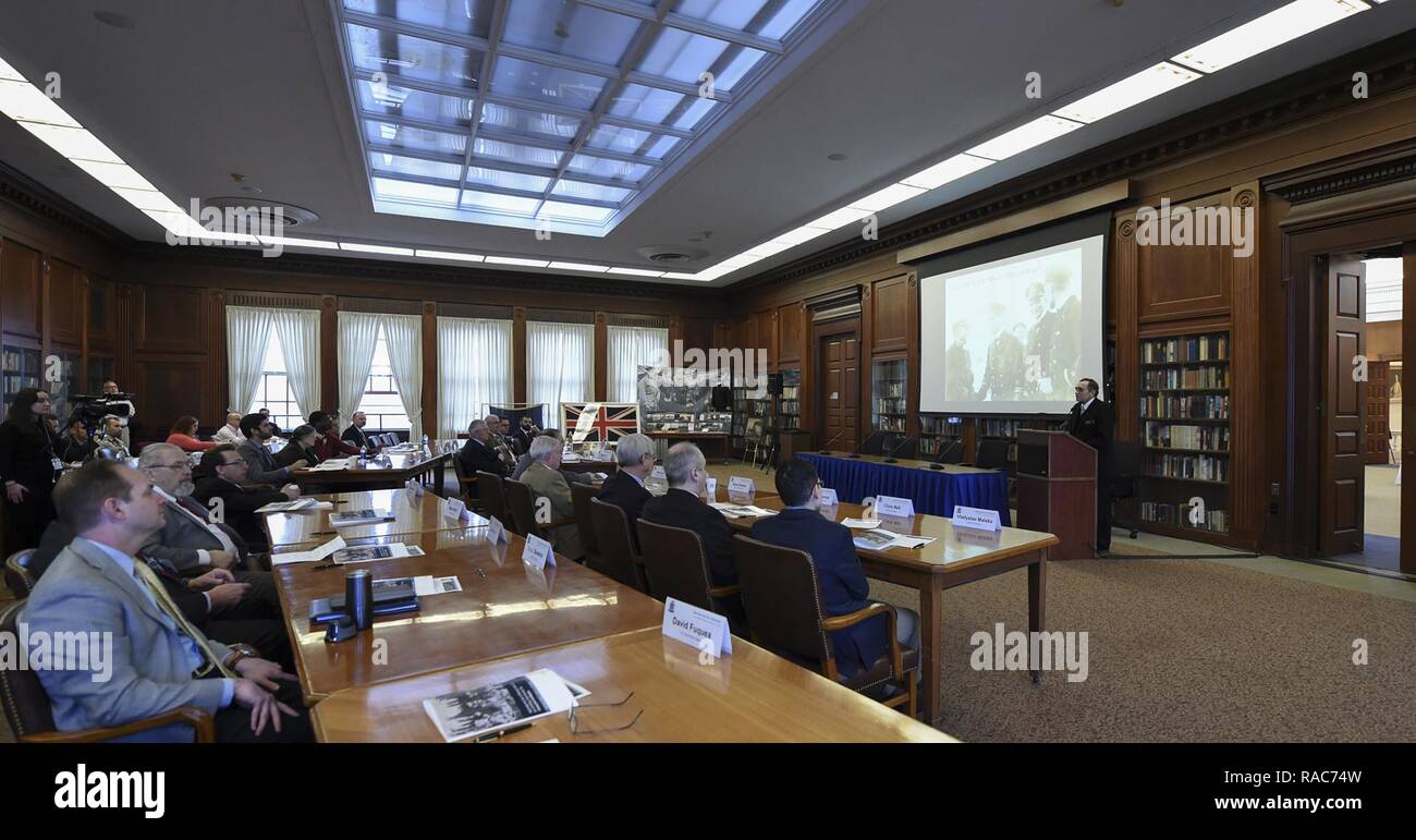 NEWPORT, R.I. (Jan. 12, 2017) Lewis Duncan, Provost, U.S. Naval War College (NWC), bietet einleitenden Bemerkungen in der ersten maritimen Geschichte Symposium an der NWC in Newport, Rhode Island statt. Das Symposium wurde veranstaltet von der NWC Maritime History Center und verschiedenen U.S. Naval Strategien während des Ersten Weltkriegs verwendet. Stockfoto