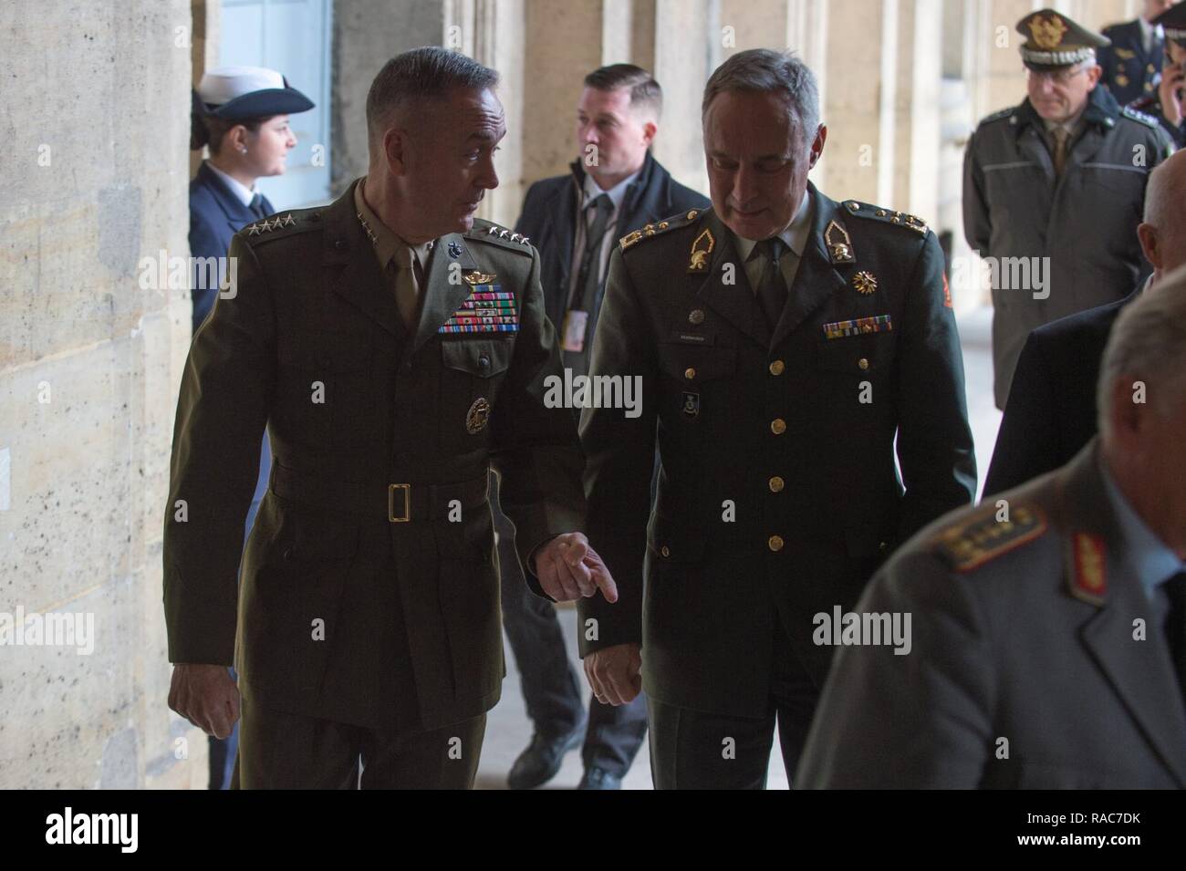 Us Marine Corps Gen. Joseph F. Dunford, Jr., Vorsitzender des Generalstabs, besucht eine Generalstabschefs (CHOD) Konferenz an der Ecole Militaire, Paris, Frankreich, Jan. 16, 2017. Die Konferenz erörterte die Counter-ISIL-Kampagne. Stockfoto