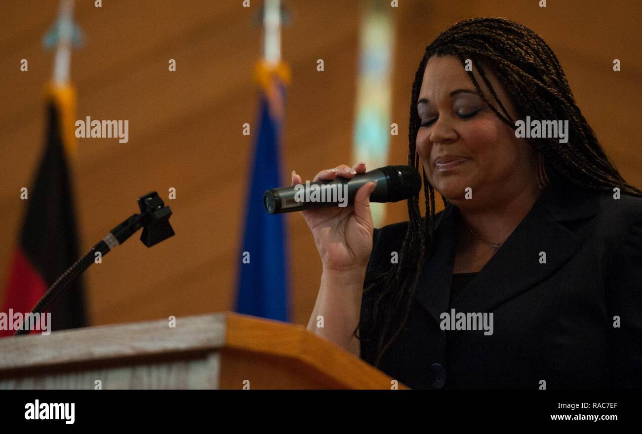 Alicia Cabrera, ein Evangelium der Pfarrei Koordinator, singt in einem solo Performance während eines Martin Luther King Jr. Gedenkfeier in Ramstein, Deutschland, Jan. 13, 2017. Dr. König wurde in der Bürgerrechtsbewegung beteiligt und war einer der Gründer der Southern Christian Leadership Conference, einer von sechs Gruppen, die den Marsch auf Washington 1963, wo er eine der kultigsten Reden im 20. Jahrhundert gab, "Ich habe einen Traum." Stockfoto