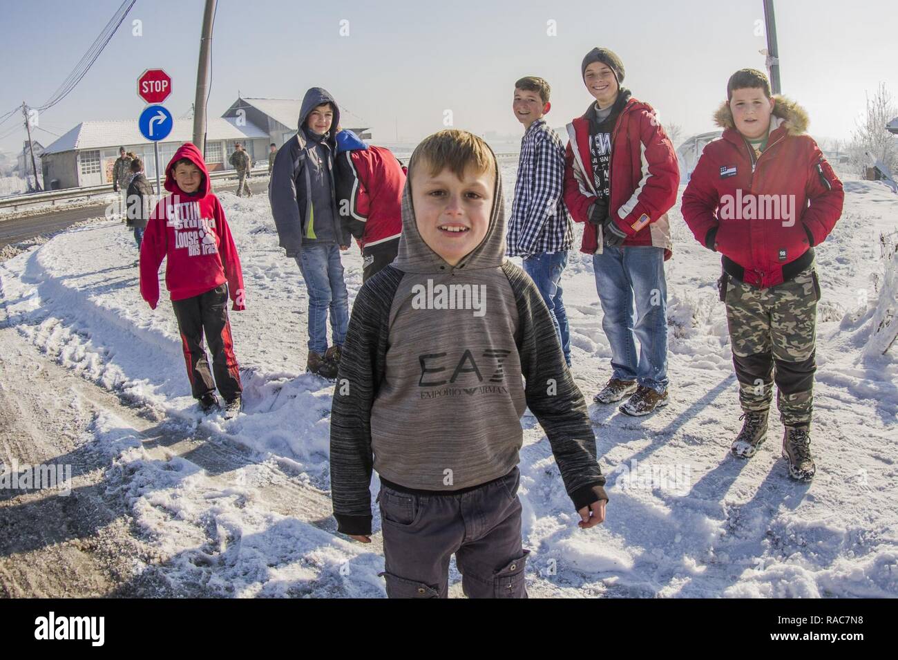 Kosovarischen Kinder Linie der Route der Dänischen Kontingent ruck Anfang März im Camp Maréchal de Lattre de Tassigny, Kosovo, Jan. 15, 2017. Die teilnehmenden NATO-Soldaten zugewiesen, die Multinationalen Battle Group-East teilgenommen haben entweder in einem 25 kilometer (15,5 km) oder 40 km (24,8 Meilen) März mit mindestens 22 Pfund Gewicht. Stockfoto