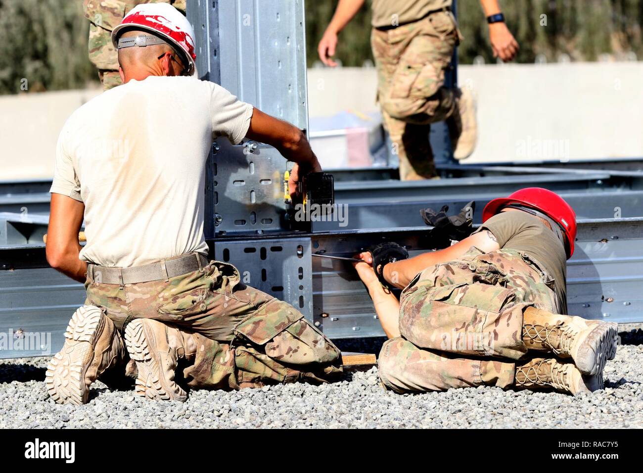 Soldaten der 176. Engineer Brigade der Texas Army National Guard, der auch als Task Force Chaos bekannt, bauen die Stahlkonstruktion eines zweigeschossigen Modulare Einheit Jan. 11, 2017, der die Kapazität bis 160 Personen halten mit 20 Klima Zimmer auf jeder Etage im Camp Redleg im Südwesten Asien gesteuert wird. Dies ist ein US Army Central Command Regie-Projekt ist es, die Lebensqualität zu verbessern und die Millionen von Dollar in die Zukunft sparen Sie mit Einsparungen bei den Energiekosten und der Truppe. Stockfoto