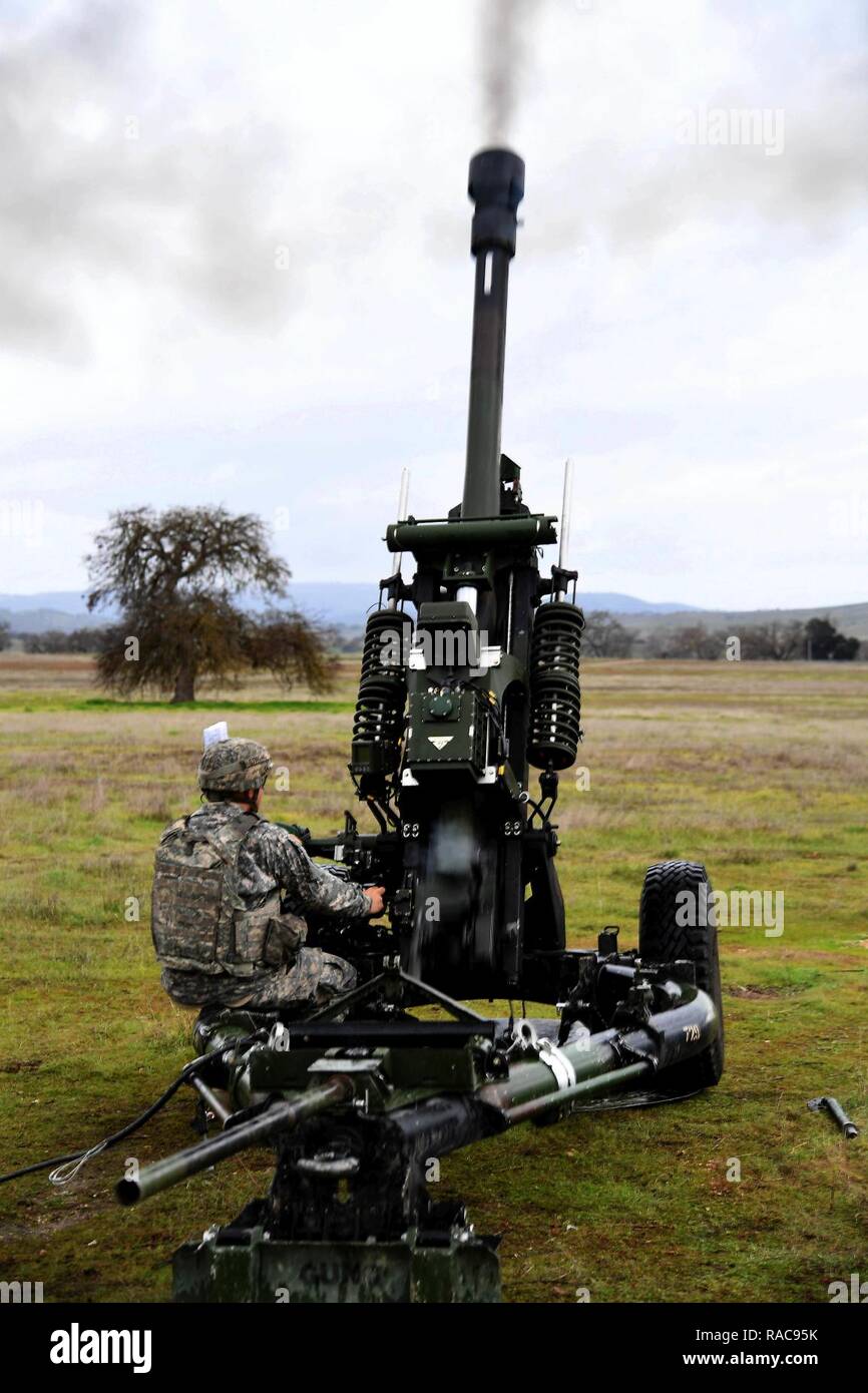 Eine Armee Soldat Bravo Batterie, 3-638rd Feld Artillerie zugewiesen, test  Brände ein M119A3 105mm Howitzer in Camp Roberts, Calif., 18. Januar 2017  Stockfotografie - Alamy