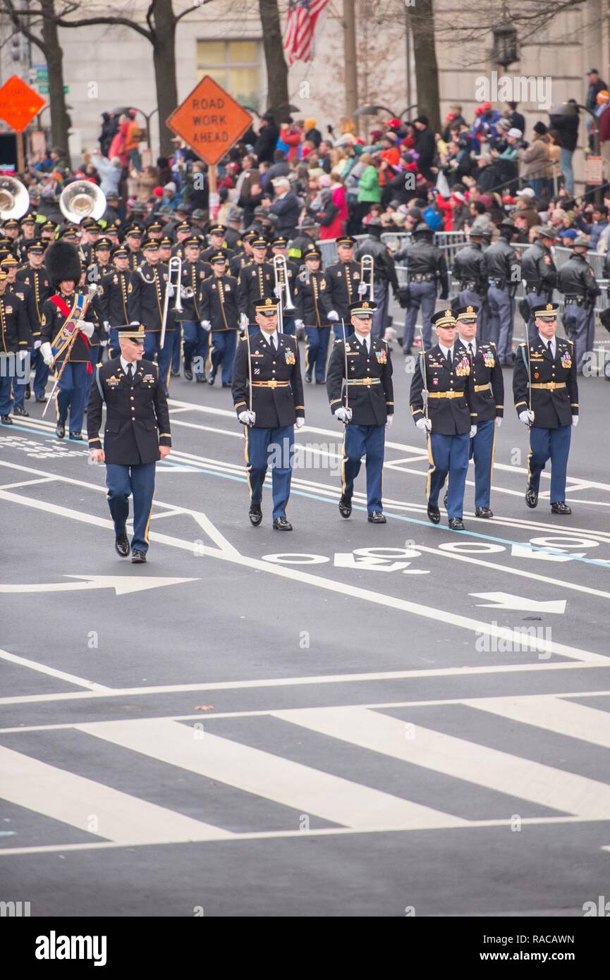 Mitglieder der United States Army Personal März während der Eröffnungs-Parade in Washington, D.C., 20 Jan, 2017. Mehr als 50.000 militärische Mitglieder aus über alle Niederlassungen der Streitkräfte der Vereinigten Staaten, einschließlich der Reserven und National Guard Komponenten, sofern zeremoniellen Unterstützung und Verteidigung Unterstützung der zivilen Behörden bei der Eröffnungs-Periode. Stockfoto