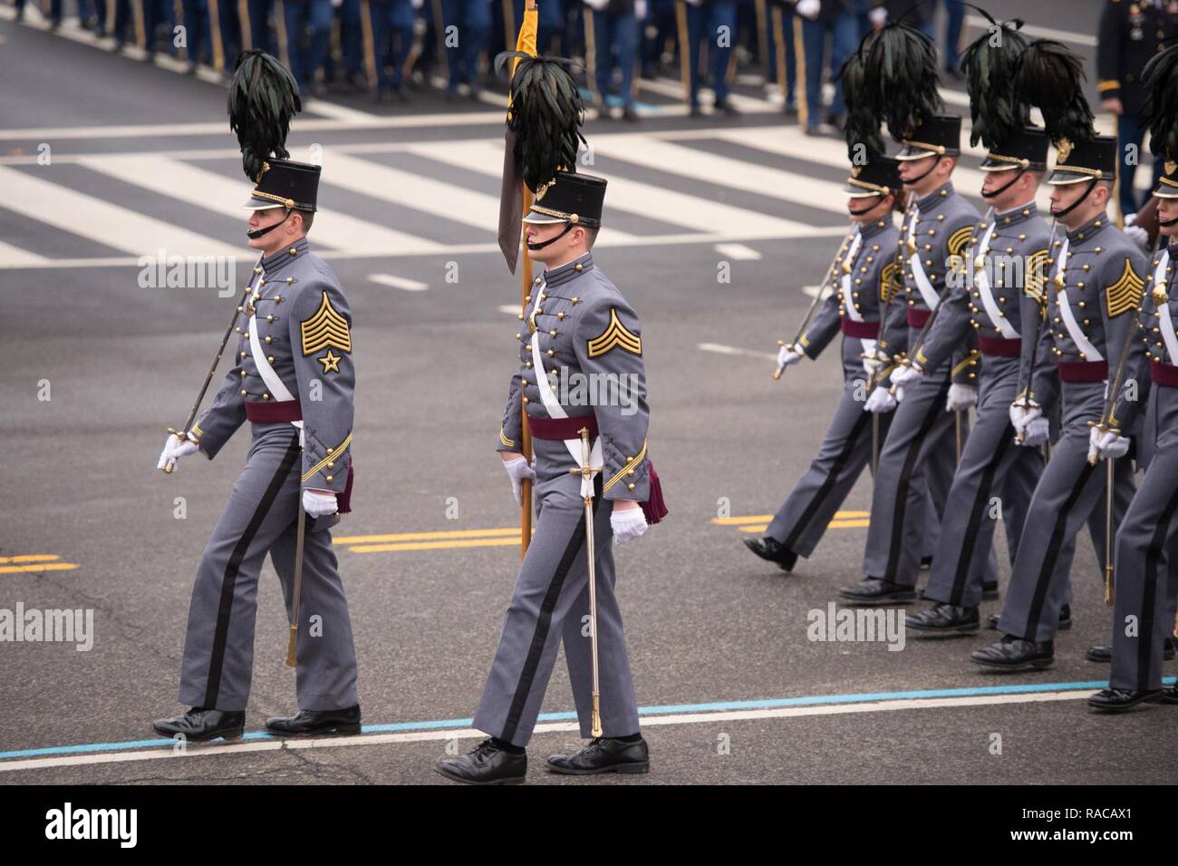 Mitglieder des Junior rekrutieren Officer Training Corps März in der Eröffnungs-Parade in Washington, D.C., Jan. 20, 2017. Mehr als 50.000 militärische Mitglieder aus über alle Niederlassungen der Streitkräfte der Vereinigten Staaten, einschließlich der Reserven und National Guard Komponenten, sofern zeremoniellen Unterstützung und Verteidigung Unterstützung der zivilen Behörden bei der Eröffnungs-Periode. Stockfoto