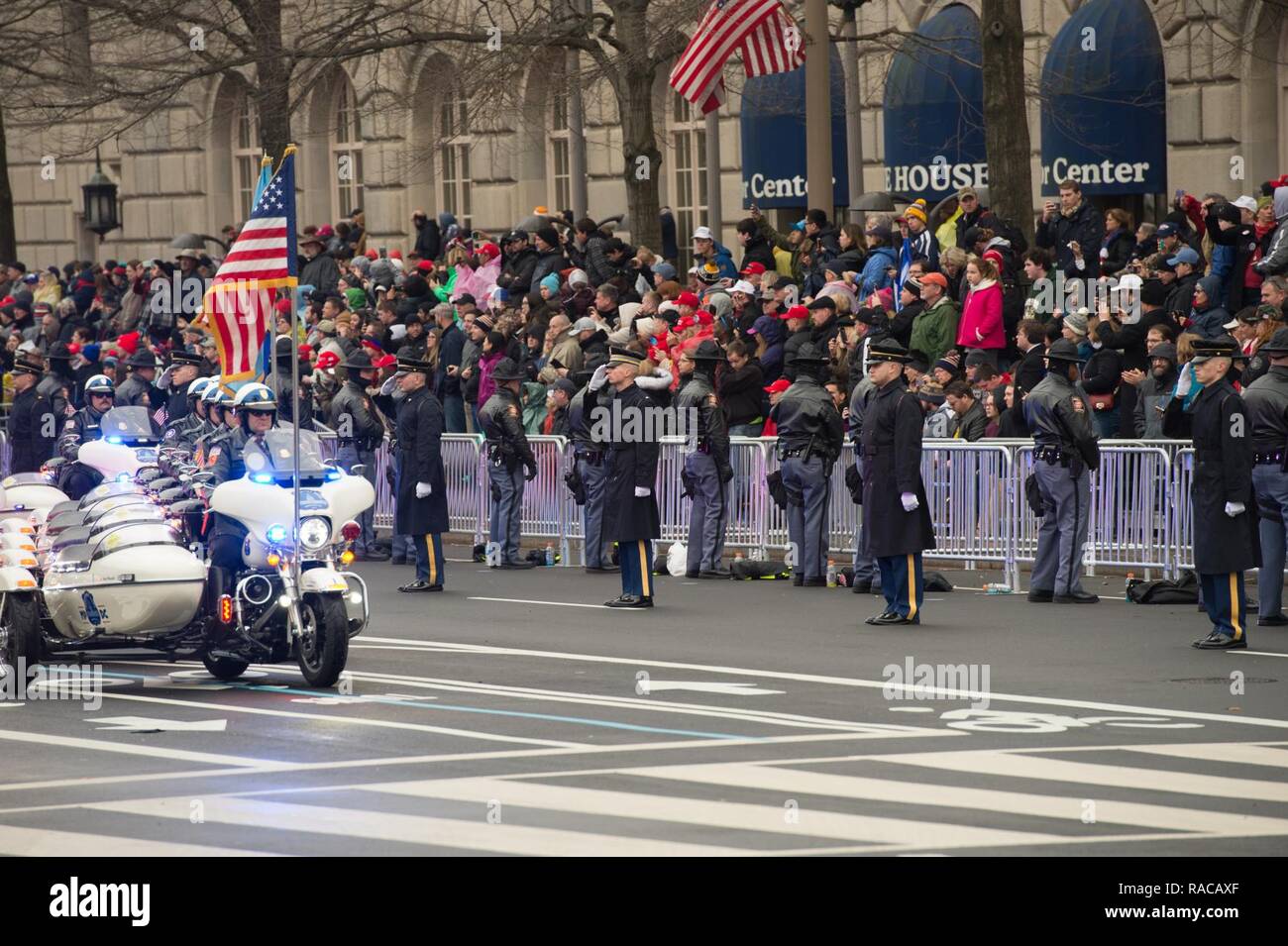 Soldaten, die dem zugeordnet 3 United States Infanterie Regiment (Die Alte Garde) die amerikanische Flagge während der Einweihung Parade in Washington, D.C., Jan. 20, 2017 Salut. Mehr als 50.000 militärische Mitglieder aus über alle Niederlassungen der Streitkräfte der Vereinigten Staaten, einschließlich der Reserven und National Guard Komponenten, sofern zeremoniellen Unterstützung und Verteidigung Unterstützung der zivilen Behörden bei der Eröffnungs-Periode. Stockfoto