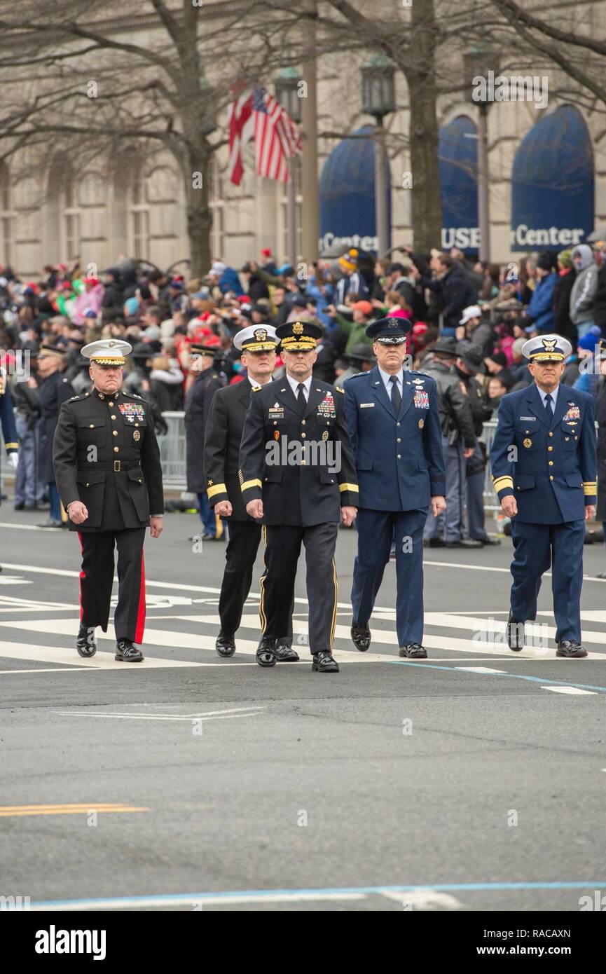 Mitglieder des Gemeinsamen Personal Element März während der Einweihung Parade in Washington, D.C., 20 Jan, 2017. Mehr als 50.000 militärische Mitglieder aus über alle Niederlassungen der Streitkräfte der Vereinigten Staaten, einschließlich der Reserven und National Guard Komponenten, sofern zeremoniellen Unterstützung und Verteidigung Unterstützung der zivilen Behörden bei der Eröffnungs-Periode. Stockfoto