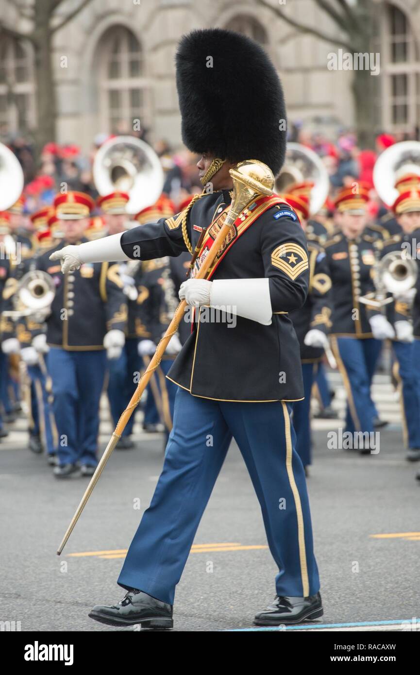 Der Tambourmajor der Märsche der United States Army Band 'Pershings Eigene' Während der Einweihung Parade in Washington, D.C., 20 Jan, 2017. Mehr als 50.000 militärische Mitglieder aus über alle Niederlassungen der Streitkräfte der Vereinigten Staaten, einschließlich der Reserven und National Guard Komponenten, sofern zeremoniellen Unterstützung und Verteidigung Unterstützung der zivilen Behörden bei der Eröffnungs-Periode. Stockfoto