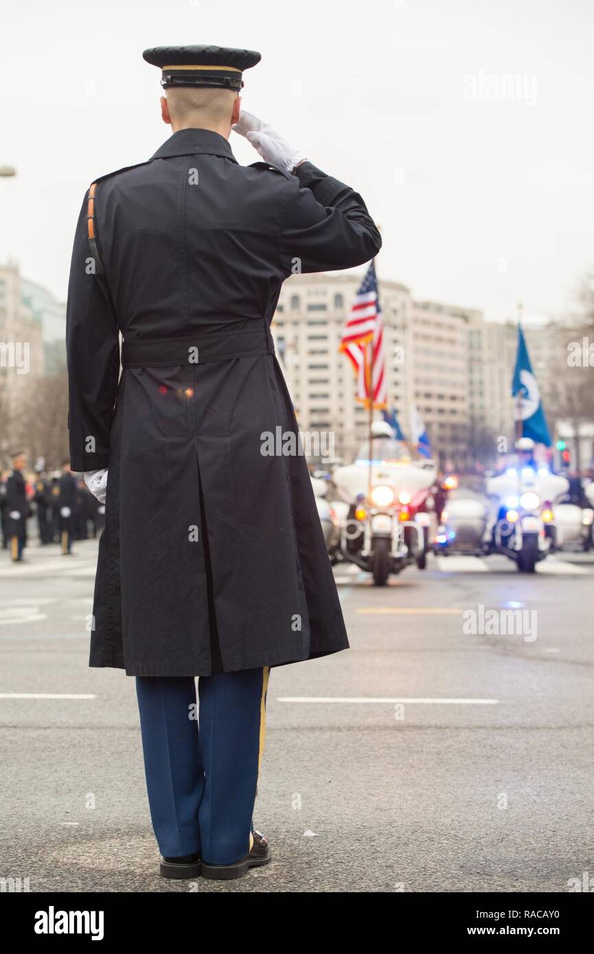 Ein Soldat der 3 Vereinigten Staaten Infanterie Regiment (Die Alte Garde) begrüßt die Flagge der Vereinigten Staaten während der Einweihung Parade in Washington, D.C., 20 Jan, 2017. Mehr als 50.000 militärische Mitglieder aus über alle Niederlassungen der Streitkräfte der Vereinigten Staaten, einschließlich der Reserven und National Guard Komponenten, sofern zeremoniellen Unterstützung und Verteidigung Unterstützung der zivilen Behörden bei der Eröffnungs-Periode. Stockfoto