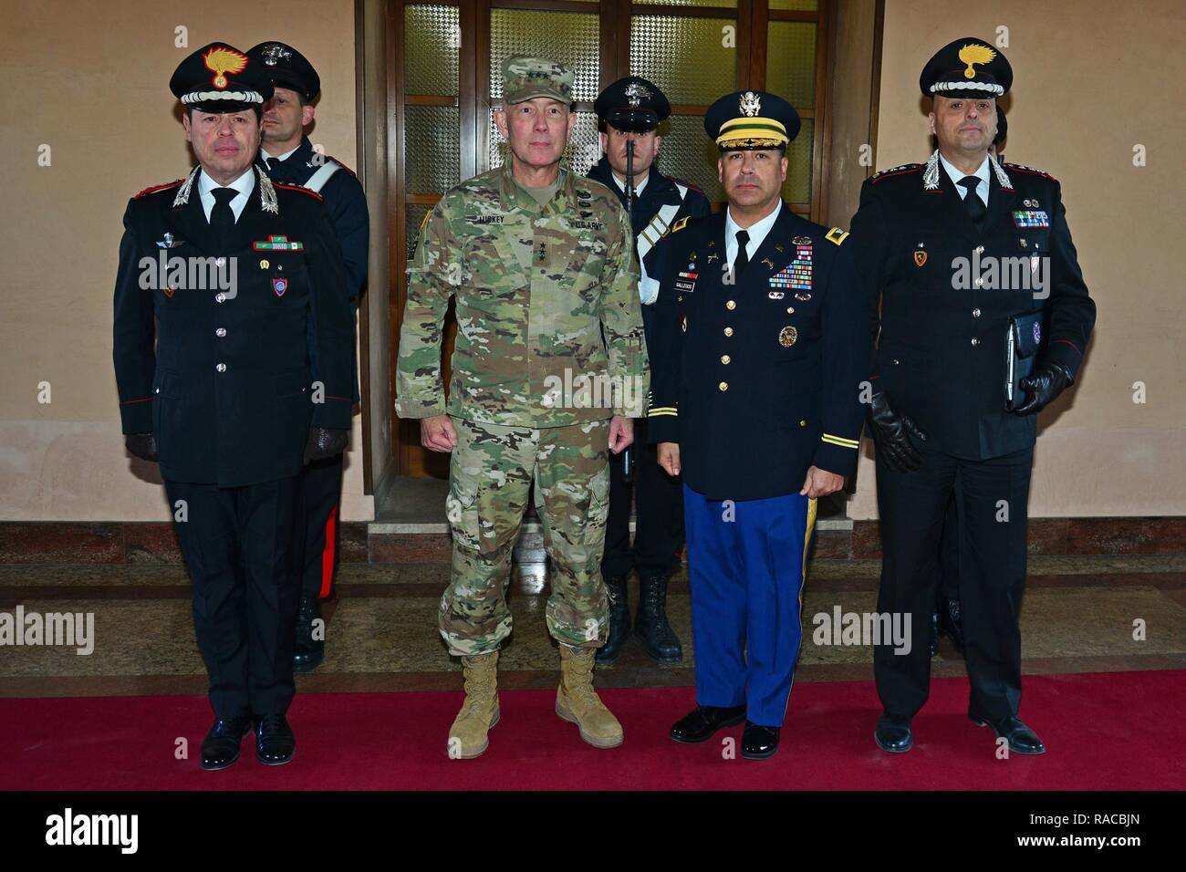 (Von links), Oberst Roberto Campana, Stabschef des Center of Excellence für Stabilität Polizeieinheiten (CoESPU), Generalleutnant Charles D. Luckey, Kommandierender General der US Army Reserve Command, U.S. Army Oberst Darius S. Gallegos, CoESPU stellvertretender Direktor und Col Nicola Mangialavori, Leiter der Abteilung Special Branch, posieren für ein Gruppenfoto am Center of Excellence für Stabilität Polizei Units (CoESPU) Vicenza, Italien, 20. Januar 2017. Stockfoto