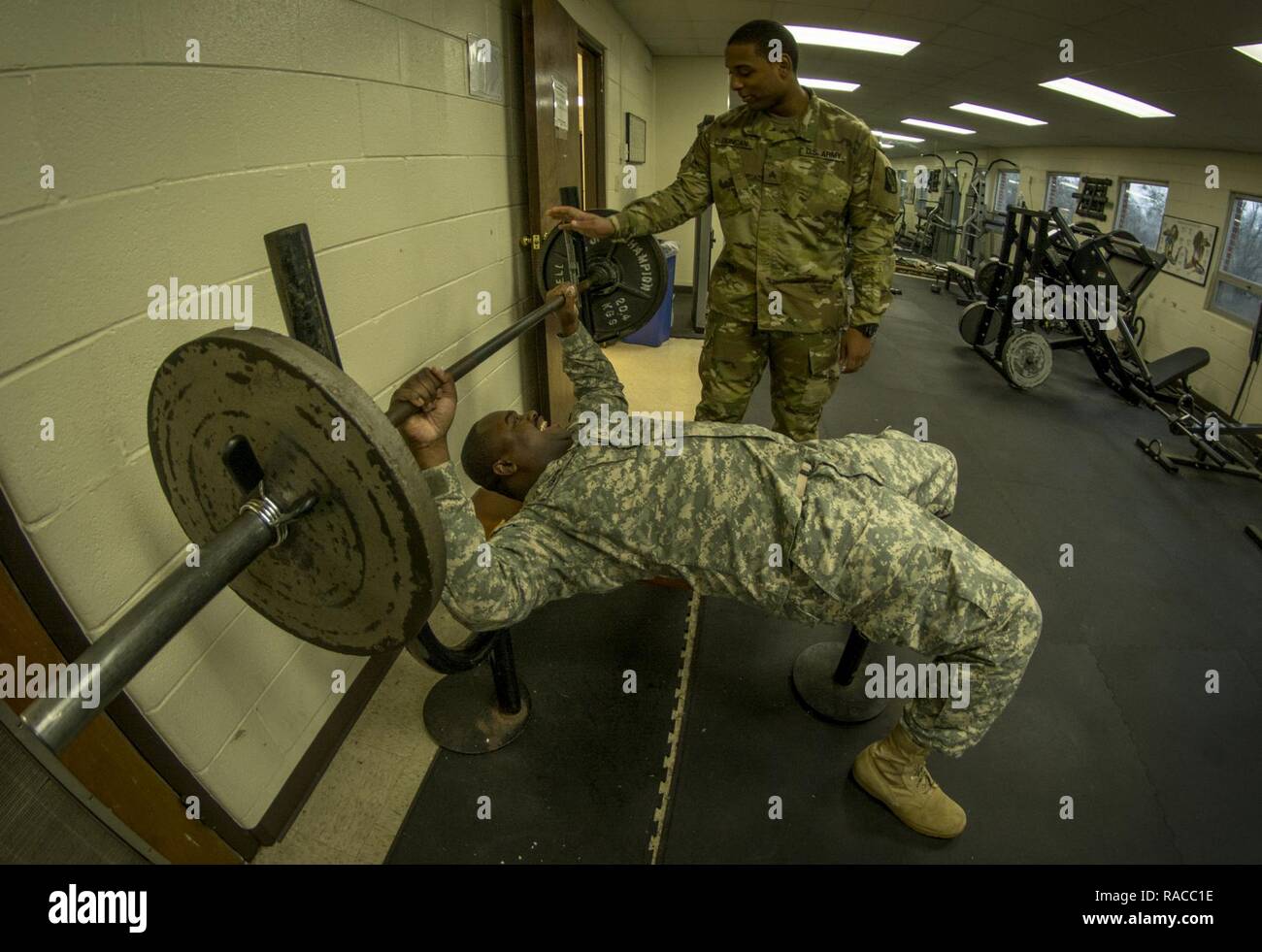 Us-Armee finden Sgt. Christopher Duncan, von Columbus, Ga, Flecken Pvt. 1. Klasse Dunta Smith, eine logistische Versorgung Spezialist aus Atlanta, wie Sie während Ihrer Mittagspause in der Turnhalle in den 335.- Signal (Theater)-Hauptquartier in East Point, Ga., Jan. 21, 2017. Beide Soldaten sind mit Charlie Company, 324 Expeditionary Signal Battalion. Stockfoto