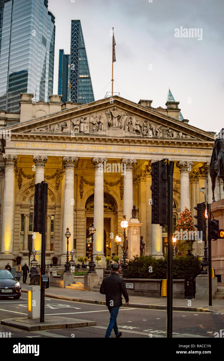 Royal Exchange Gebäude während Zeiten mit Leuchten eingeschaltet Stockfoto