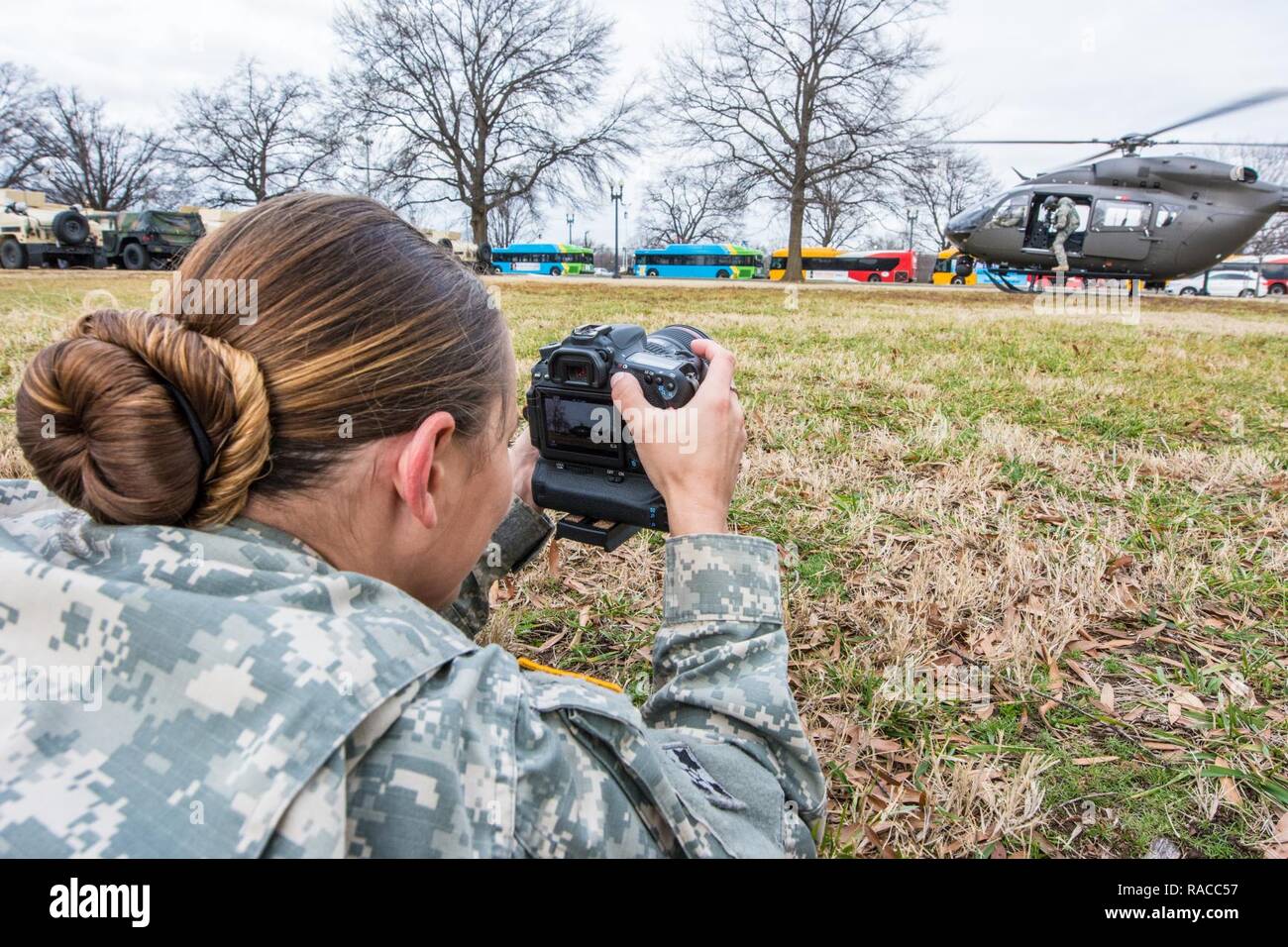 Us-Armee Sgt. Tianna Waite aus Portland Oregon, ein Sender auf die 41St Infantry Brigade Combat Team, Oregon National Guard zugeordnet, Videos auf einer UH-72A Lakota - nehmen Sie an der D.C. National Guard Armory, Washington D.C., Januar 19., 2017. Die Crew des UH-72A Unterstützung der 58 Präsidentschafts-einweihung wo Donald J. Trumpf-wird-in als 45. Präsident der Vereinigten Staaten vereidigt werden. 7.500 Nationalgarde aus 44 Mitgliedstaaten, drei Gebiete und dem Distrikt von Columbia zu Joint Task Force D.C. zugeordnet sind, Traffic Management, Führung von Menschenmengen, Sicherheit und Protokoll Stockfoto