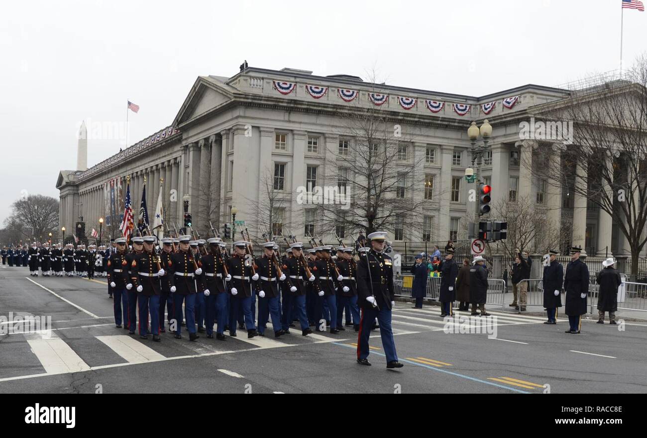 Marines der US Marine Corps Ehrengarde märz hinunter der Pennsylvania Avenue in Washington, D.C., Jan. 20, 2017 zugewiesen wurde, nach dem Amtsantritt von Donald J. Trumpf als 45. Präsident der Vereinigten Staaten von Amerika. Mehr als 5.000 militärischen Mitgliedern aus über alle Niederlassungen der Streitkräfte der Vereinigten Staaten, einschließlich der Reserve und der National Guard Komponenten, sofern zeremoniellen Unterstützung und Verteidigung Unterstützung der zivilen Behörden bei der Eröffnungs-Periode. Stockfoto