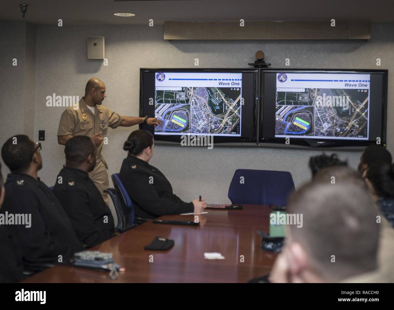 (Bethesda, Md) Chief Master-at-Arms Jeremy Jones, Naval Support Activity Bethesda (NSAB) Abteilung Sicherheit führenden Chief Petty Officer, gibt einen Überblick über NSAB Segler die Aufgaben und Verantwortlichkeiten für die 58 Präsidentschafts-einweihung 14.01.20. NSAB Matrosen wurden ausgewählt, um in einer gemeinsamen Cordon erfreut über den künftigen Präsidenten zu beteiligen. Stockfoto