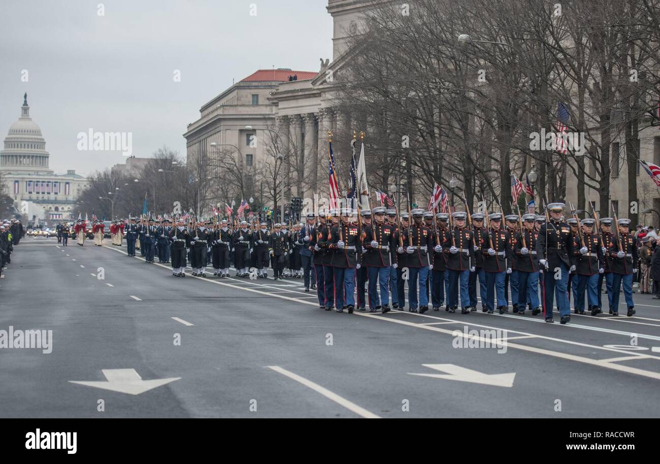 Soldaten aus 3D-US-Infanterie Regiment (Die Alte Garde) und servicemembers vom Verteidigungsministerium im März 58th Presidential Inaugural Parade in Washington D.C., 20. Januar 2017. Us-Streitkräfte stellen zeremoniellen Unterstützung der 58th Presidential Inaugural während der Eröffnungs-Periode. Diese Unterstützung umfasst musikalische Einheiten, marschierend Elemente, Farbe wachen, Salute Batterien und Ehre Absperrungen, die feierliche Auszeichnung der Commander-In-Chief rendern. Stockfoto