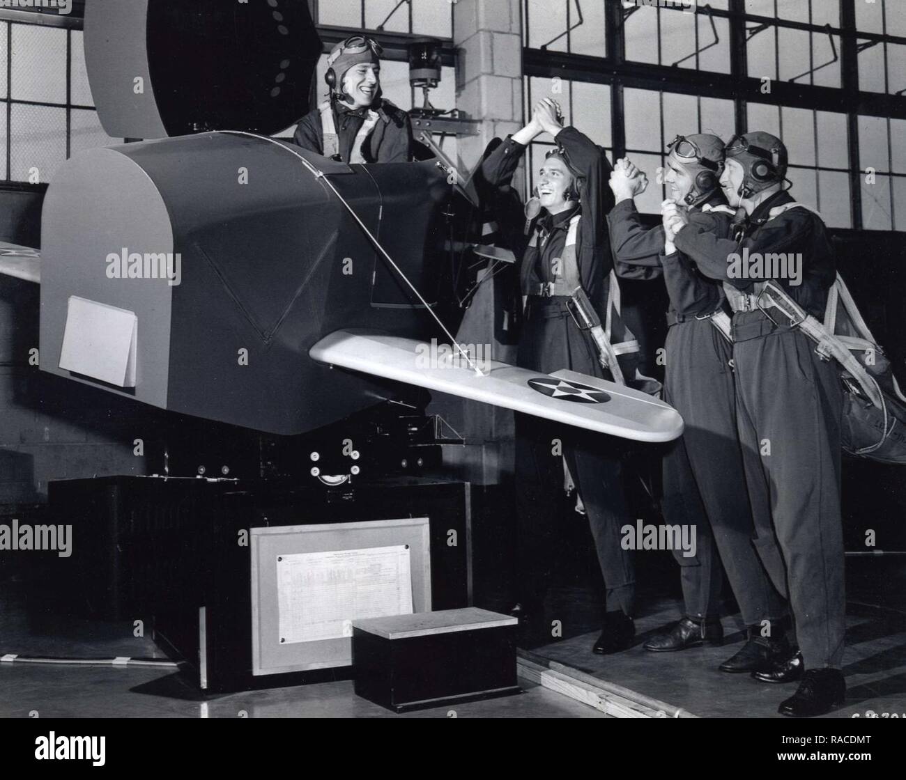 Denken sie an American Airpower im Kontext für ein paar Momente. Für die ersten vier Jahrzehnte, von 1903 bis 1941 gab es startet und stoppt, Triumphe und Tragödien, aber nie vor eine konsolidierte und wissenschaftlichen Ansatz bei der Ausbildung der gesamten airpower Pipeline. Stockfoto