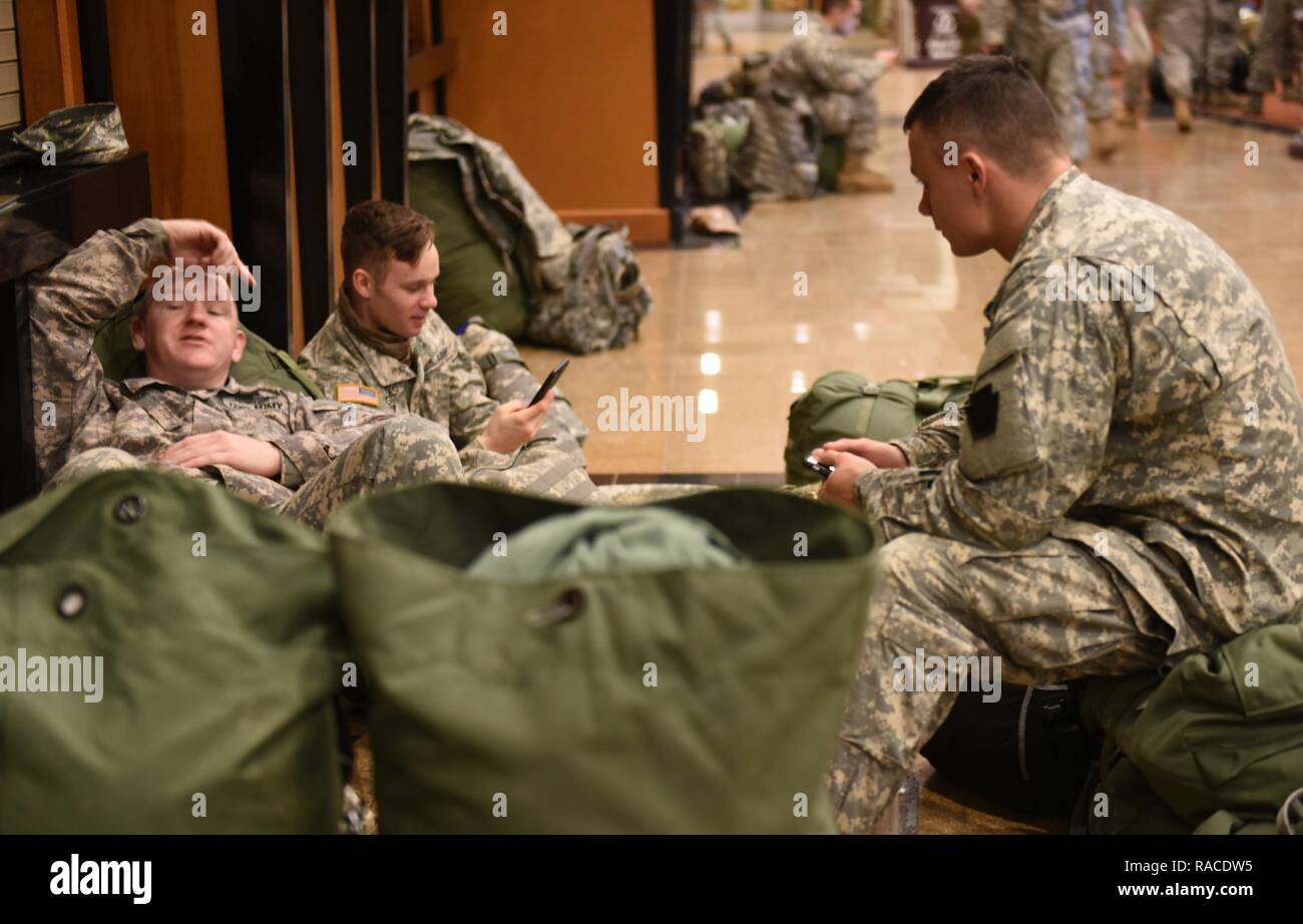 Pennsylvania Army National Guard Soldaten warten auf Abflug 21.01.2017, am FedEx Feld in Washington, D.C., und nach der Erfüllung ihrer Pflichten auf der 58 Präsidentschafts-einweihung. Mehr als 1.000 Soldaten und Piloten aus dem Commonwealth trat mehr als 7.000 Soldaten aus dem ganzen Land, Ankunft in der Hauptstadt der Nation zu helfen, eine sichere Einweihung Erfahrung für die amerikanische Öffentlichkeit unterstützen. Stockfoto