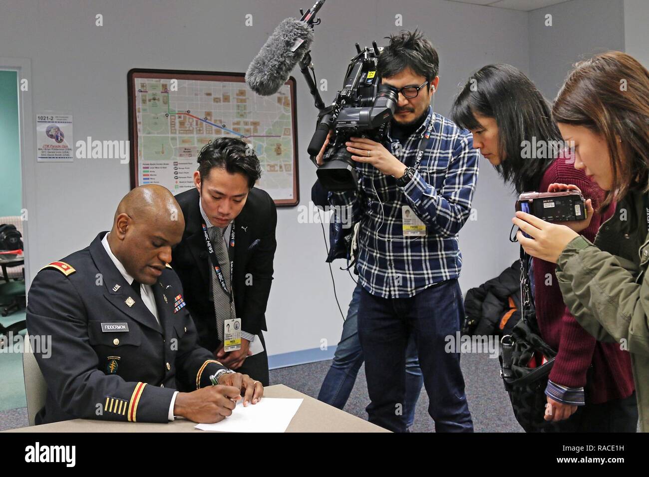 Maj. Brian Fiddermon, eine Parade Operations Officer zu Joint Task Force - National Capital Region zugewiesen, Skizzen der 58 Präsidentschafts-einweihung parade Route auf einer Karte Daisuke Takahashi, Nippon TV-Nachrichtensprecher und seine Mannschaft während einer Nachrichten Interview, in Washington, D.C., Jan. 19, 2017. Militärisches Personal zu JTF zugeordnet - NCR militärischen zeremoniellen Unterstützung und Verteidigung Unterstützung der zivilen Behörden bei der konstituierenden Zeitraum zur Verfügung gestellt. Stockfoto