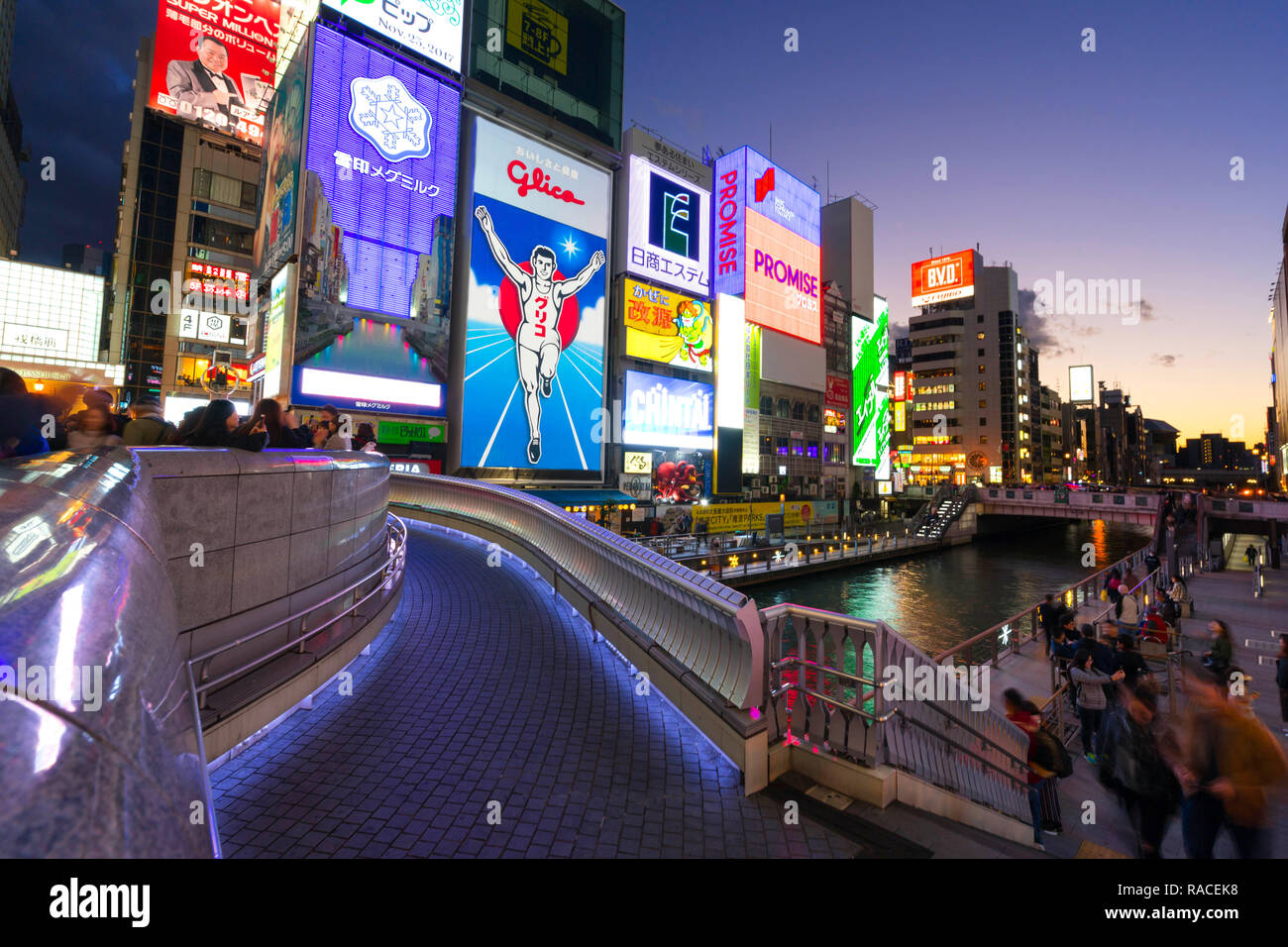 Glico Mann Billboard mit Sonnenuntergang. glico Mann Billboard ist eines der Wahrzeichen der Osaka in Dotonbori, Japan. Stockfoto