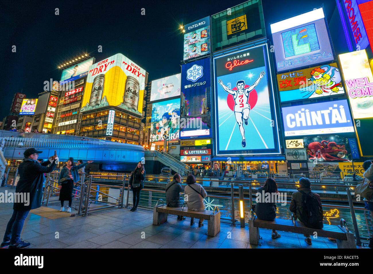 Glico Mann Billboard mit Sonnenuntergang. glico Mann Billboard ist eines der Wahrzeichen der Osaka in Dotonbori, Japan. Stockfoto