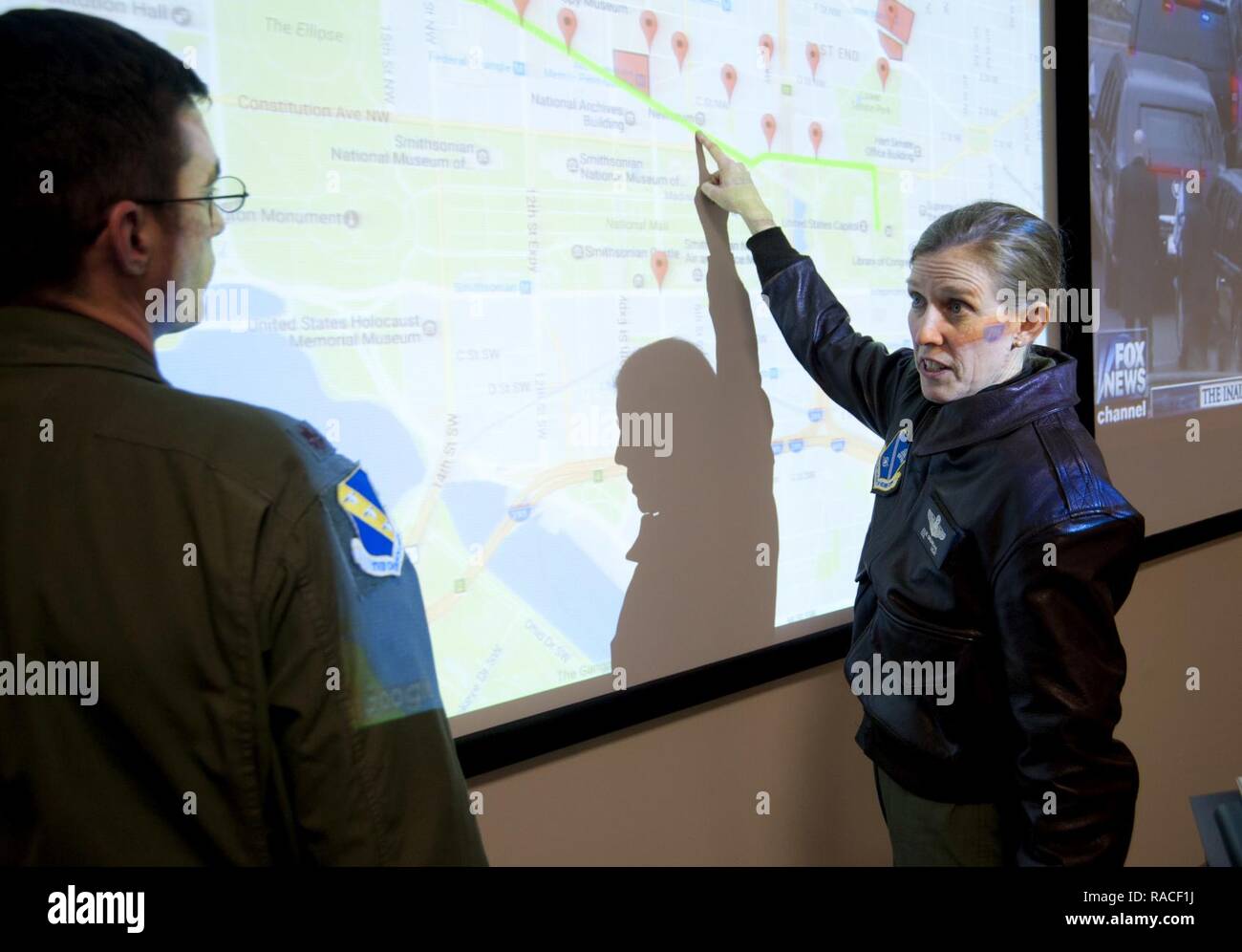 Kol. Julie Grundahl (rechts), 11 Flügel und Joint Base Andrews stellvertretender Kommandeur, erörtert die Positionen der Luftwaffe Personal mit Maj. Johannes Alsbrooks, 11 Crisis Action Team Direktor Wing's, JBA, Md., Jan. 20, 2017. Die KATZE betrieben von JBA zu überwachen und zu koordinieren. Flieger Bewegungen und Aktivitäten in mehreren geographischen Regionen in den Bezirk Columbia während der 58 Präsidentschafts-einweihung Parade und Zeremonie. Stockfoto