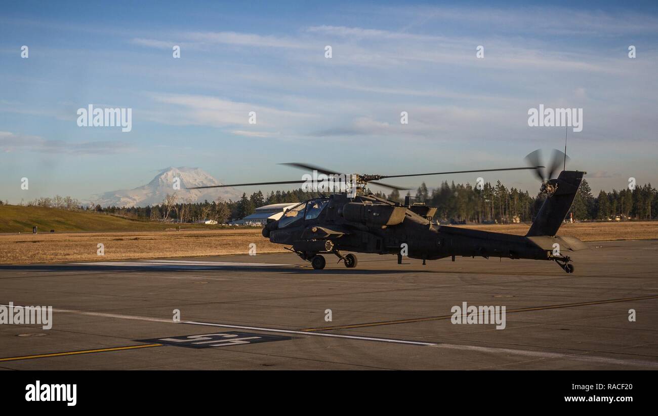 Us-Armee E AH-64 Apache Helikopter Piloten zugeordnet 16 Combat Aviation Brigade eine Ausbildung Flug bei Joint Base Lewis-McChord, Washington, 23.01.2017, durchzuführen. Flieger ihre Fähigkeiten während der vielen Stunden im Simulator und auf Flügen nach Bereitschaft aufzubauen und zu pflegen. Stockfoto