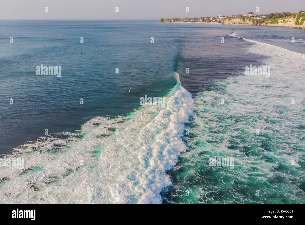 Surfer auf den Wellen im Ozean, Ansicht von oben Stockfoto