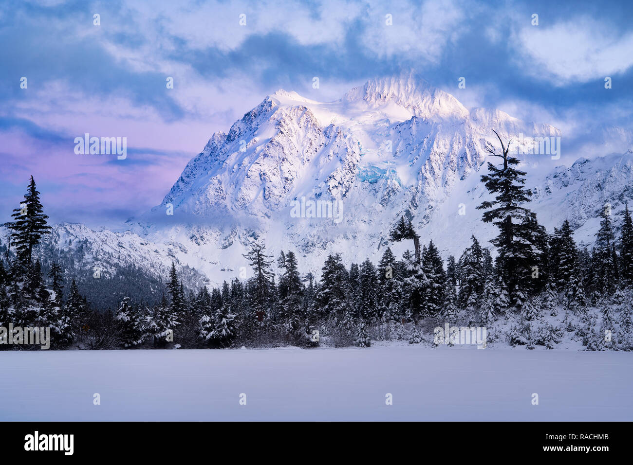 Mount Shuksan ist ein markanter Berg im Pazifischen Nordwesten im Mount Baker Wilderness Stockfoto