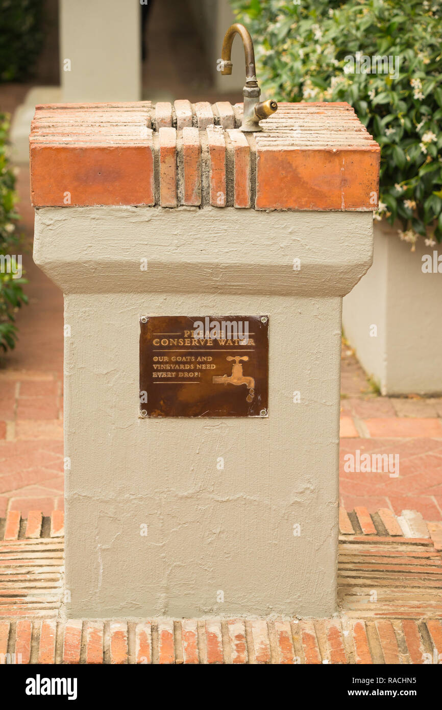 Trinkwasser oder Wasser Brunnen im Freien mit Wasser speichern Nachricht an bitte Wasser während der Wasserknappheit in Paarl Südafrika sparen Stockfoto