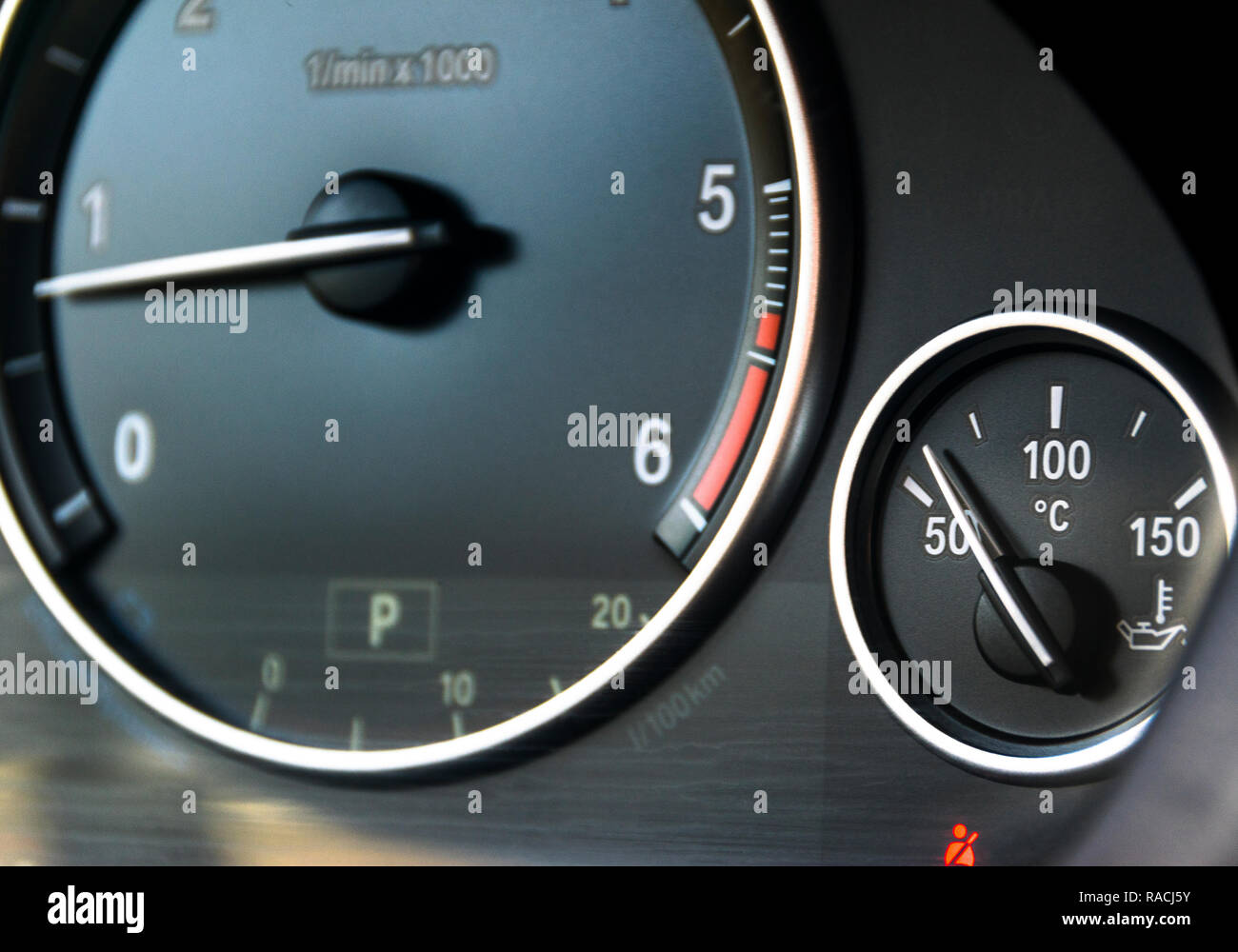 Kühlflüssigkeits-temperaturanzeige und tahometer auf dem Armaturenbrett  eines Autos. Auto Details im Innenraum. Nähe zu sehen Stockfotografie -  Alamy