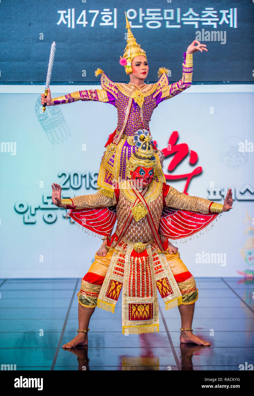 Thailändische Tänzerinnen, die den traditionellen Thai-Khon-Tanz auf dem Maskentanzfestival in Andong Südkorea darlegen Stockfoto