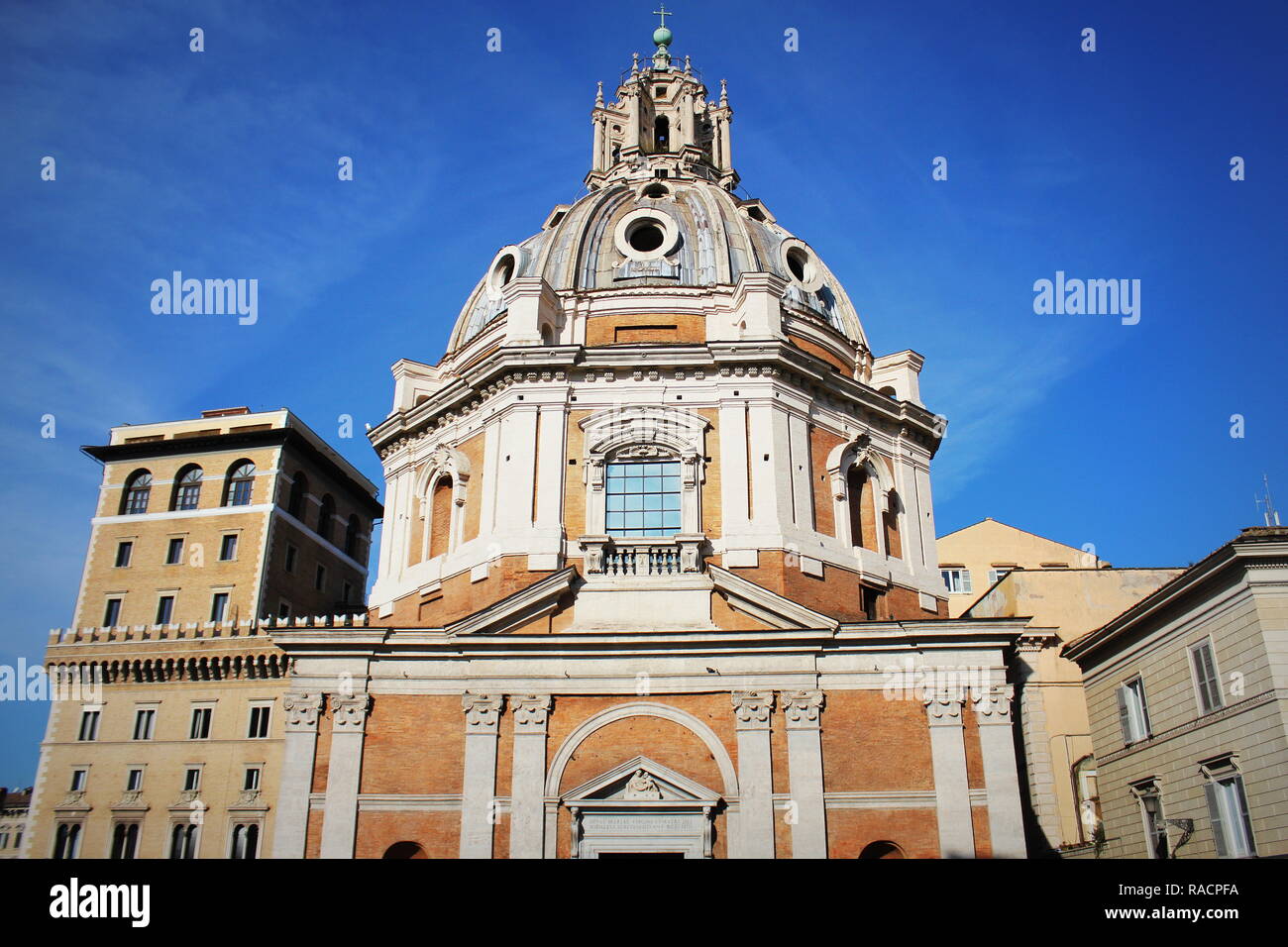 Kirche der Heiligen Namen von Maria am Forum Romanum und des Trajan Spalte in Rom, Italien. Chiesa del Santissimo Nome di Maria Al Foro Traiano. Stockfoto