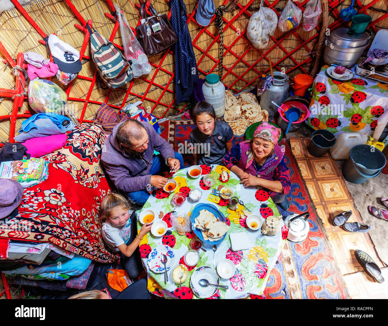 Lokale Familie in einer Jurte übernachten in der Nähe von Songkol See, Kirgisistan, Zentralasien, Asien Stockfoto