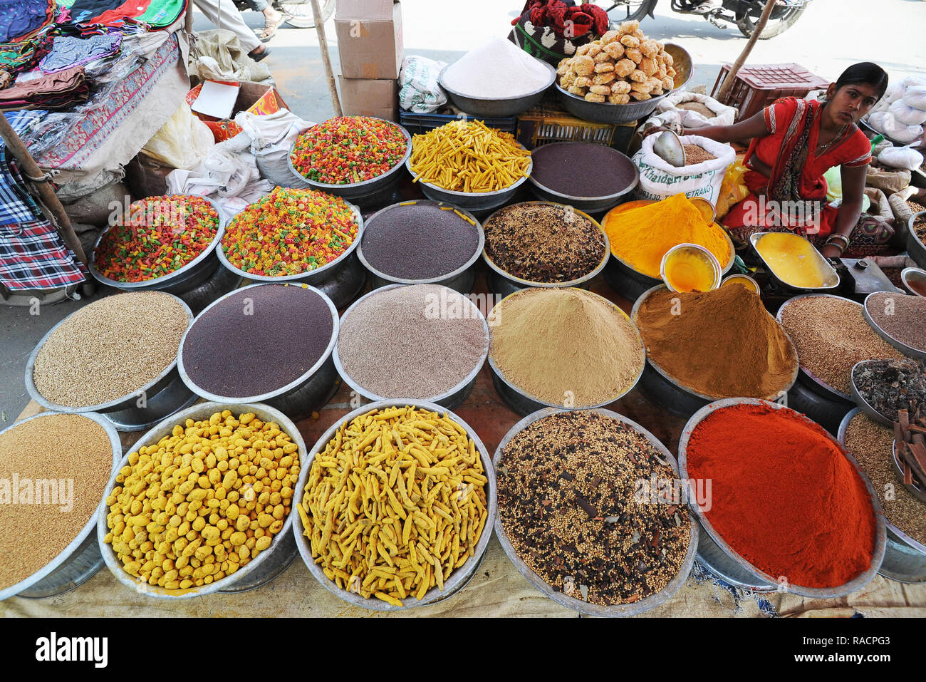 Frau in rot Sari im Dorf Straße Marktstand verkaufen Gewürze, Samen und Pasta, chhota Bazna, Gujarat, Indien, Asien Stockfoto