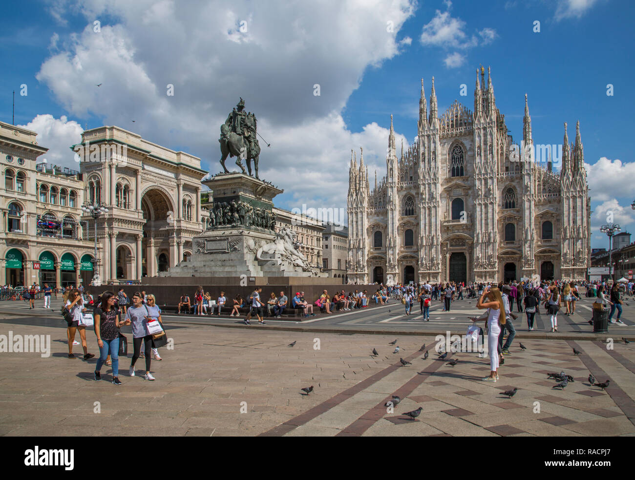 Blick auf den Duomo di Milano und Vittorio Emanuele II an der Piazza del Duomo, Mailand, Lombardei, Italien, Europa Stockfoto