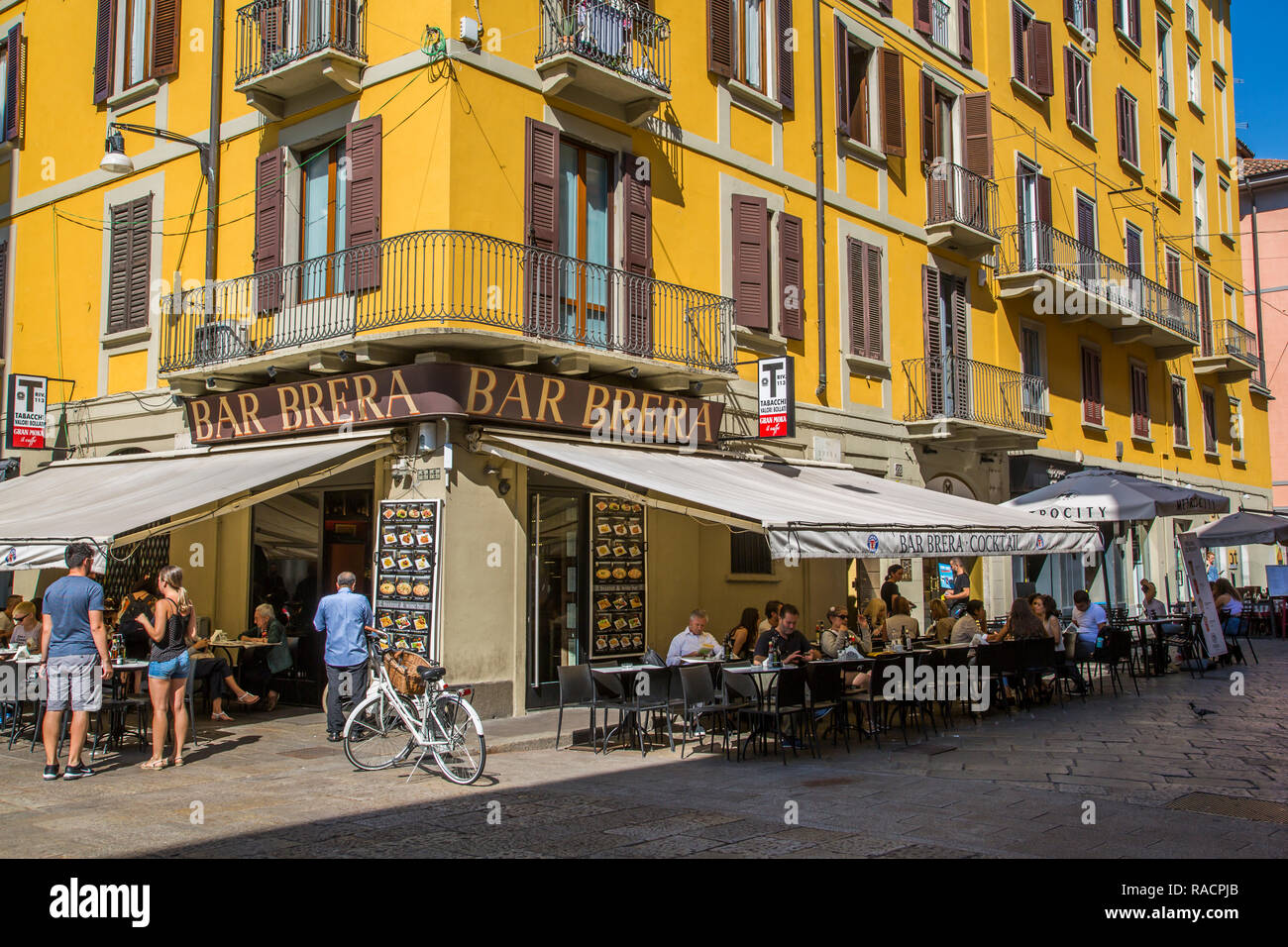 Blick auf die Bar und farbenfrohe Architektur im Stadtteil Brera, Mailand, Lombardei, Italien, Europa Stockfoto