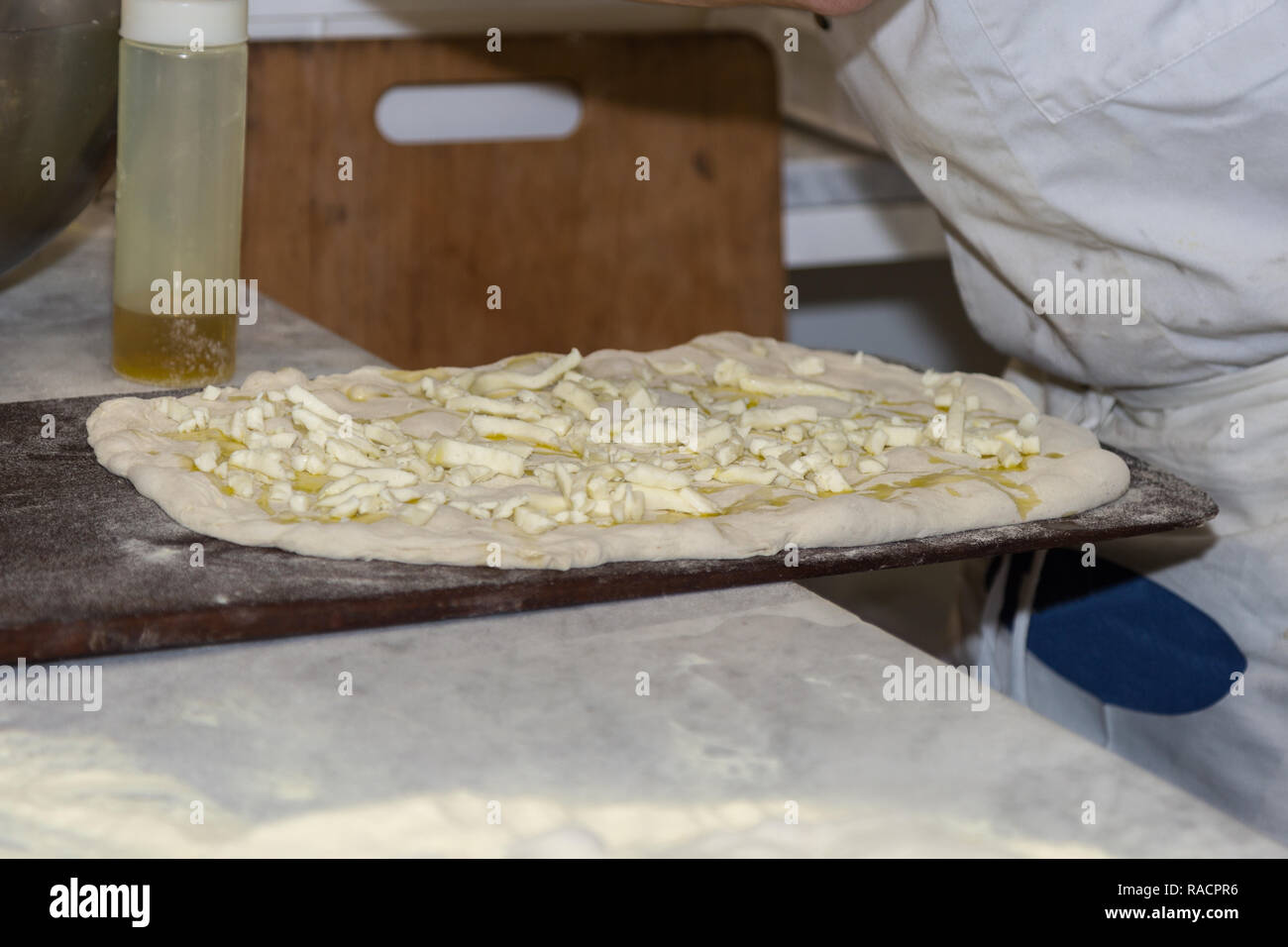 Verarbeitung der Pizzateig durch die Pizzabäcker. Stockfoto