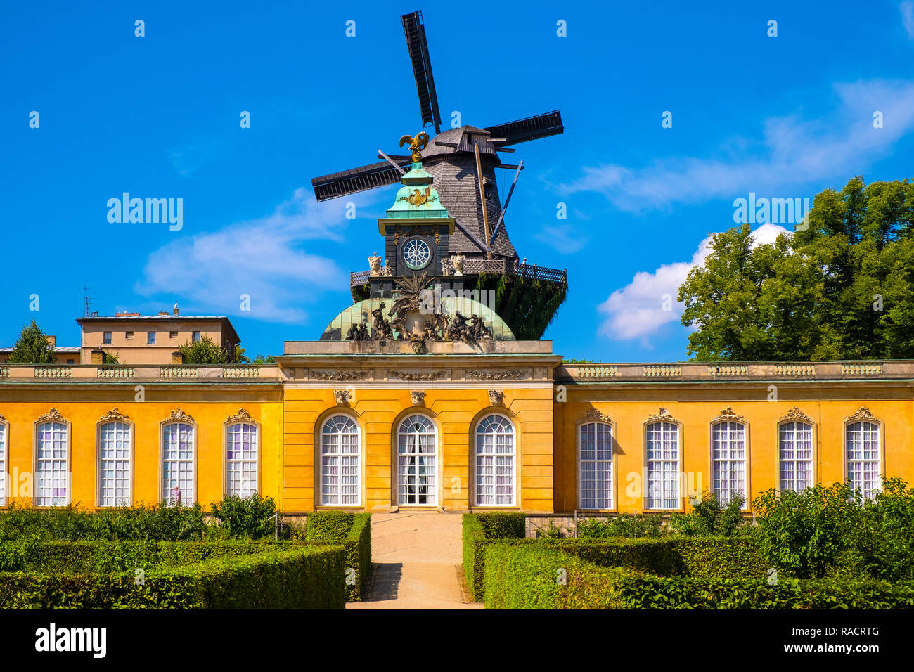 Potsdam, Brandenburg/Deutschland - 2018/07/29: Fassade des Neuen Kammern Palace, Teil des Ensemble von Schloss Sanssouci mit historischen Mühle von Sanssou Stockfoto