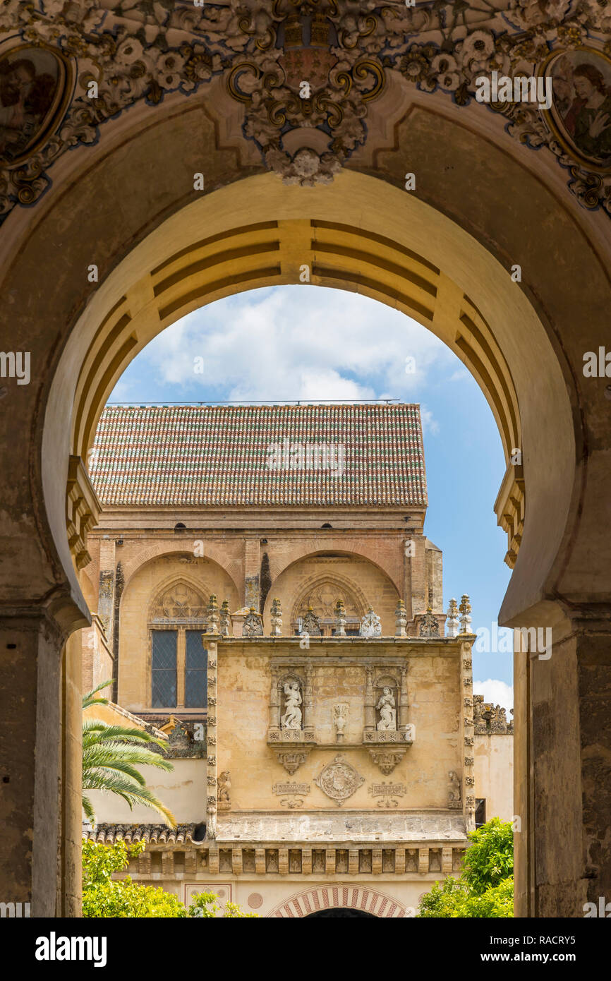 Teil der Moschee-kathedrale (Große Moschee von Cordoba) (Mezquita), UNESCO-Weltkulturerbe, aus einem Eingangstor, Cordoba, Andalusien, Spanien Stockfoto