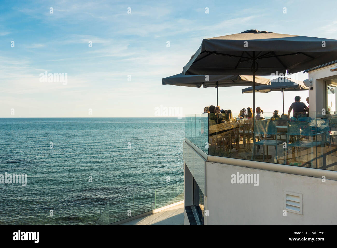 Menschen sitzen Hohe Terrasse mit Blick auf das Mittelmeer, Benalmadena, Andalusien, Spanien. Stockfoto