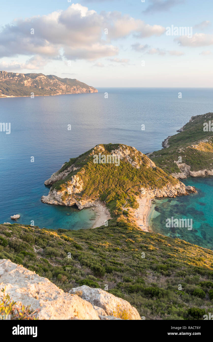 Erhöhte Blick von einem Aussichtspunkt über das Porto Timoni Double Bay bei Sonnenuntergang, Afionas, Korfu, griechische Inseln, Griechenland, Europa Stockfoto