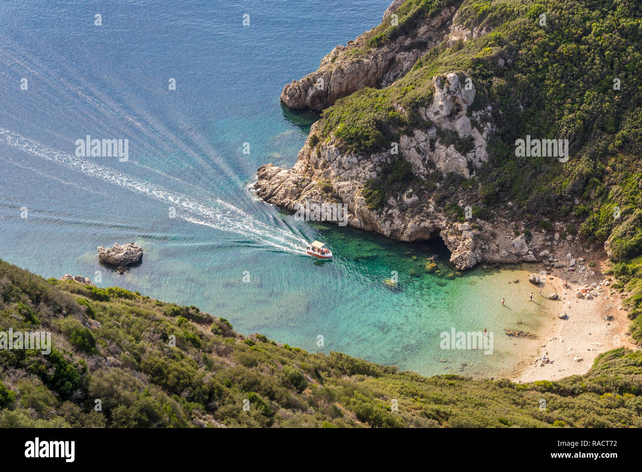Hoher winkel Ausblick hinunter auf eine der Porto Timoni Strände und ein Taxi Boot nähert sich die Bucht, Afionas, Korfu, griechische Inseln, Griechenland, Europa Stockfoto