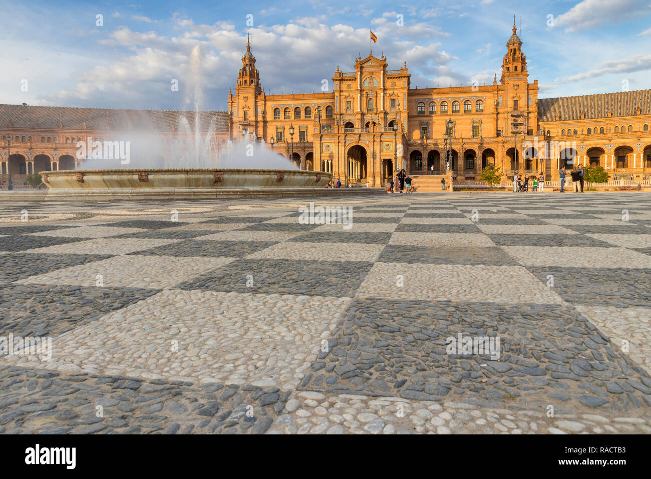Brunnen und dem Hauptgebäude an der Plaza de Espana, Sevilla, Andalusien, Spanien, Europa Stockfoto