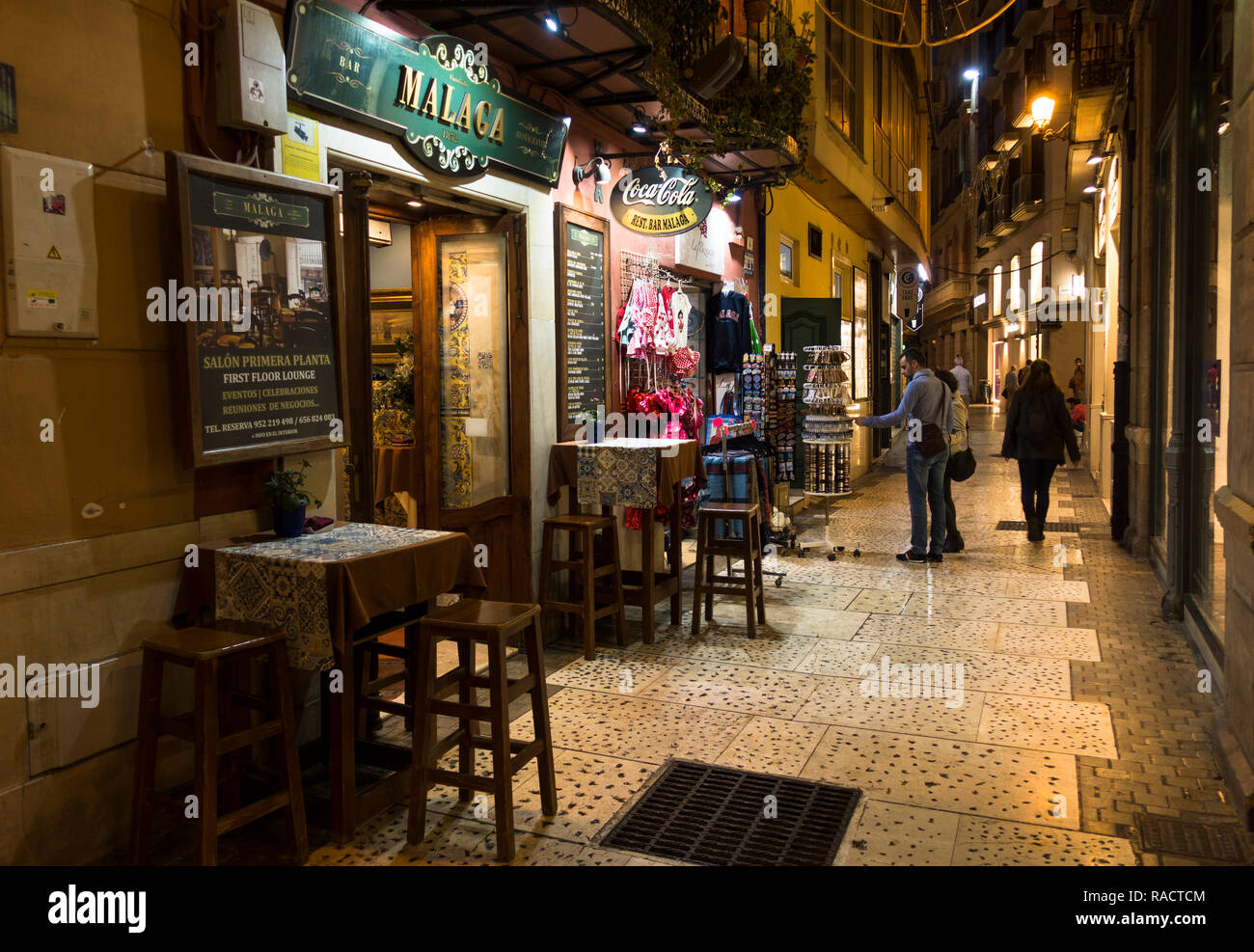 Typische Straße in Malaga bei Nacht mit Bars und Terrassen, Malaga, Spanien. Stockfoto