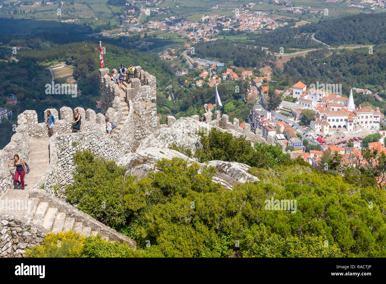 Blick von der maurischen Burg bis ins historische Zentrum von Sintra, Weltkulturerbe der UNESCO, Portugal, Europa Stockfoto