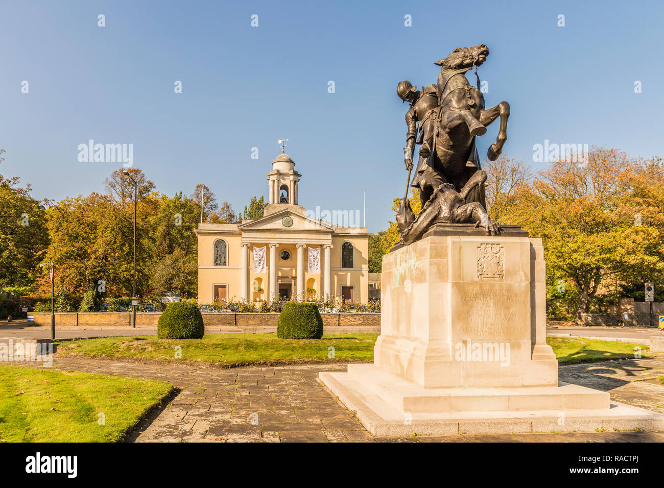 St. Georg und der Drachen Statue und St. Johns Wood Kirche im Hintergrund, London, England, Vereinigtes Königreich, Europa Stockfoto