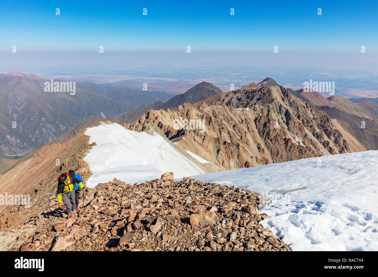 Wanderer auf dem Berg Uchityel, Ala Archa Nationalpark, Bischkek, Kirgisistan, Zentralasien, Asien Stockfoto