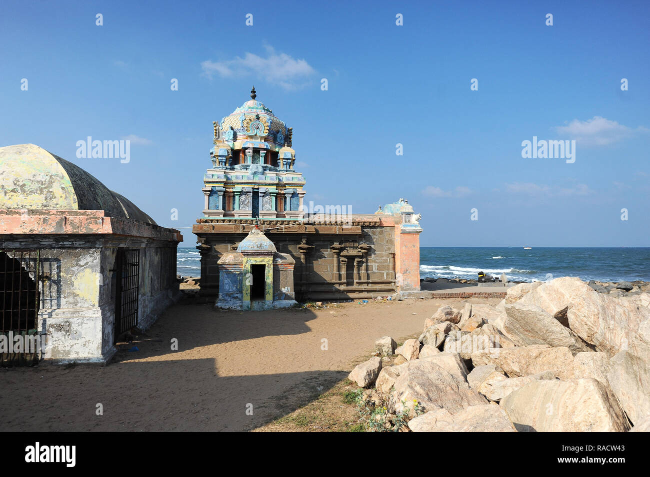 Weatherbeaten Hindu Tempel für Ganesh auf der felsigen Küste bei Tranquebar, Tamil Nadu, Indien, Asien Stockfoto
