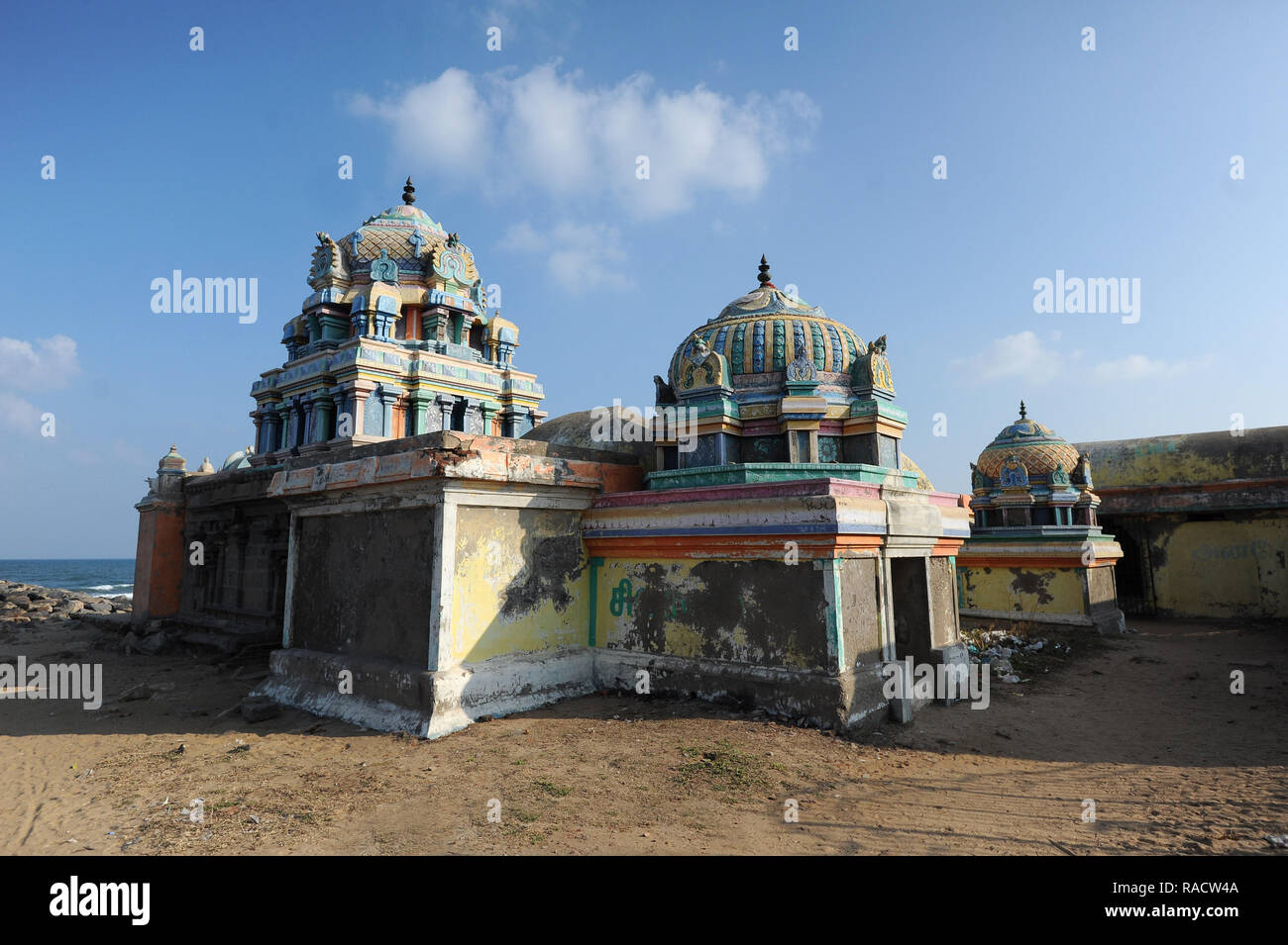 Hindu Tempel für Ganesh gebaut an der felsigen Küste mit Blick auf die Bucht von Bengalen bei Tranquebar, Tamil Nadu, Indien, Asien Stockfoto