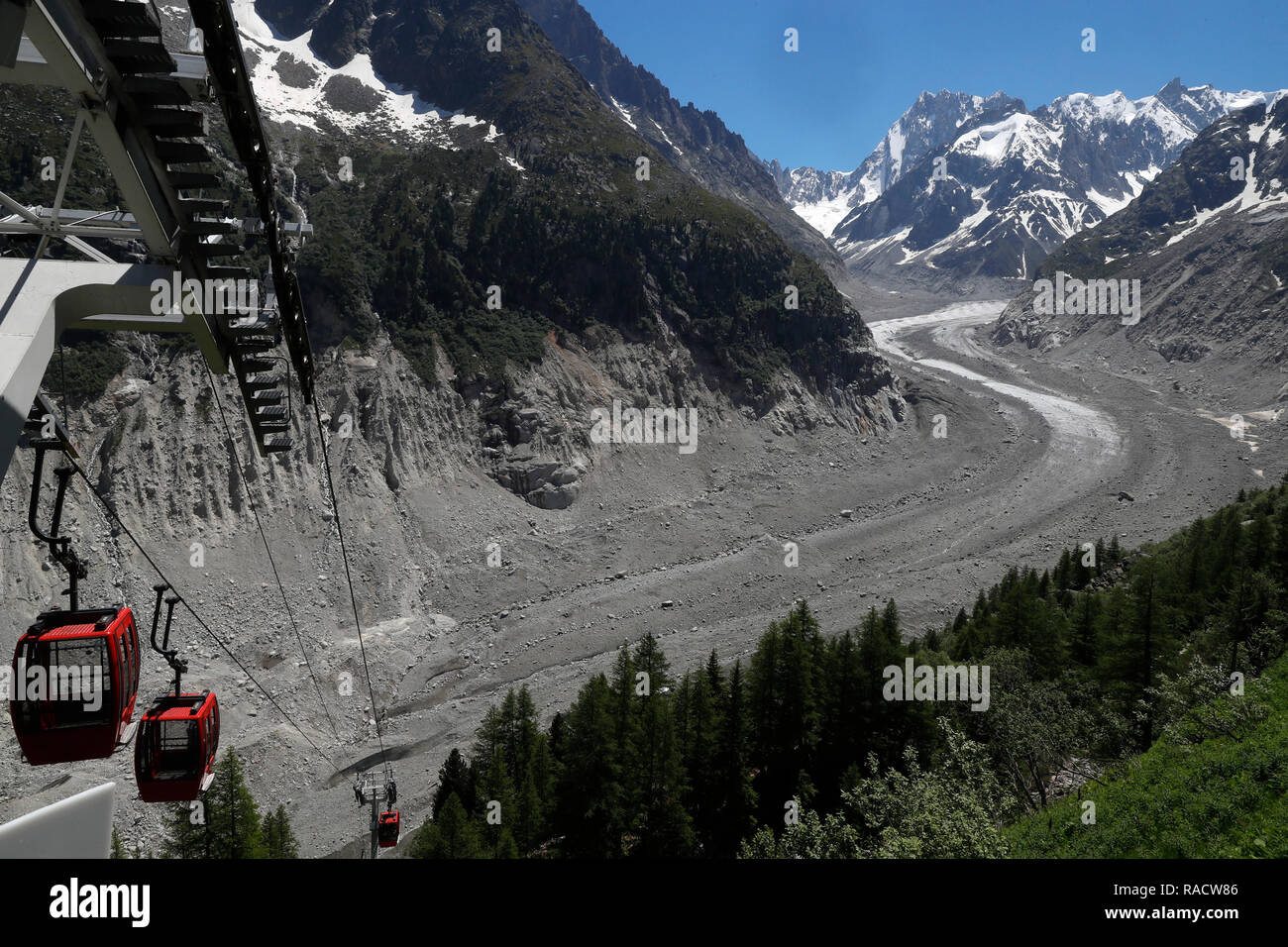 Gondelbahn, des Mer de Glace Gletscher, die 150 Meter seit 1820 ausgedünnt hat, Mont Blanc Massiv, Haute-Savoie, Alpen, Frankreich, Europa Stockfoto